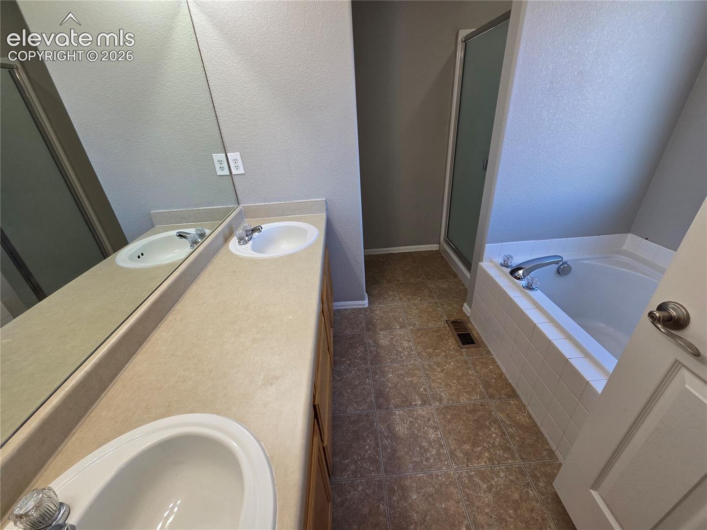 Listing photo 7 for 9256 Portmarnock Court