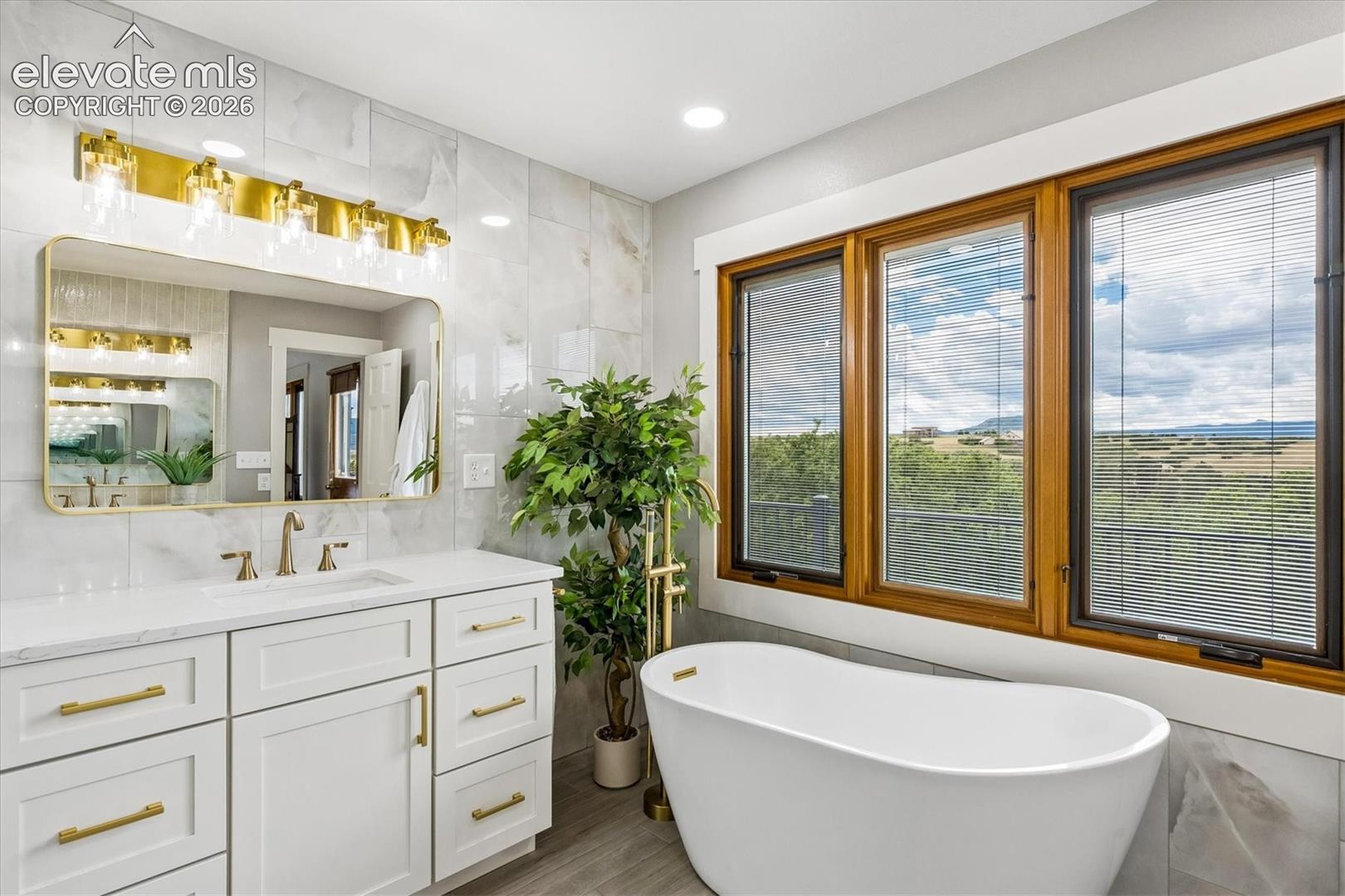 Listing photo 17 for 2464 W Wolfensberger Road