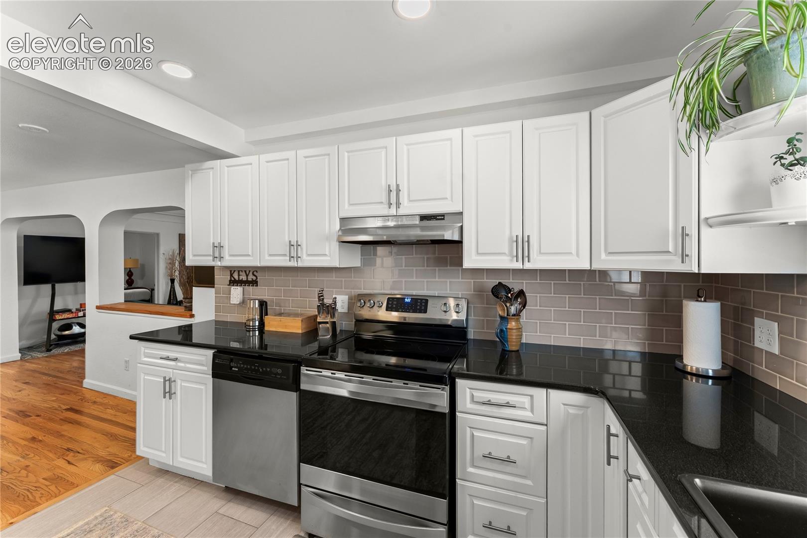 Listing photo 15 for 2706 W Pikes Peak Avenue