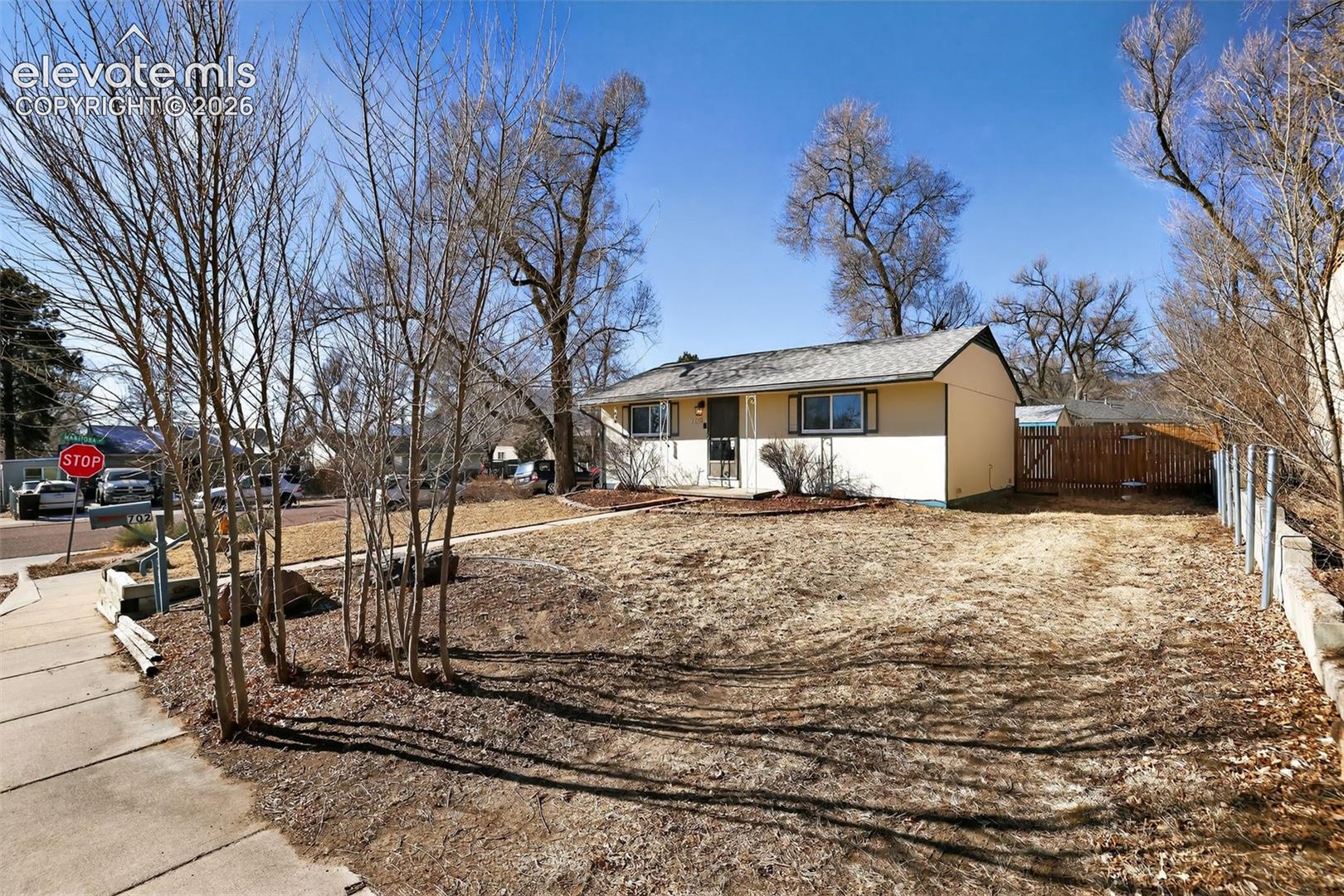 Listing photo 2 for 702 Erie Road