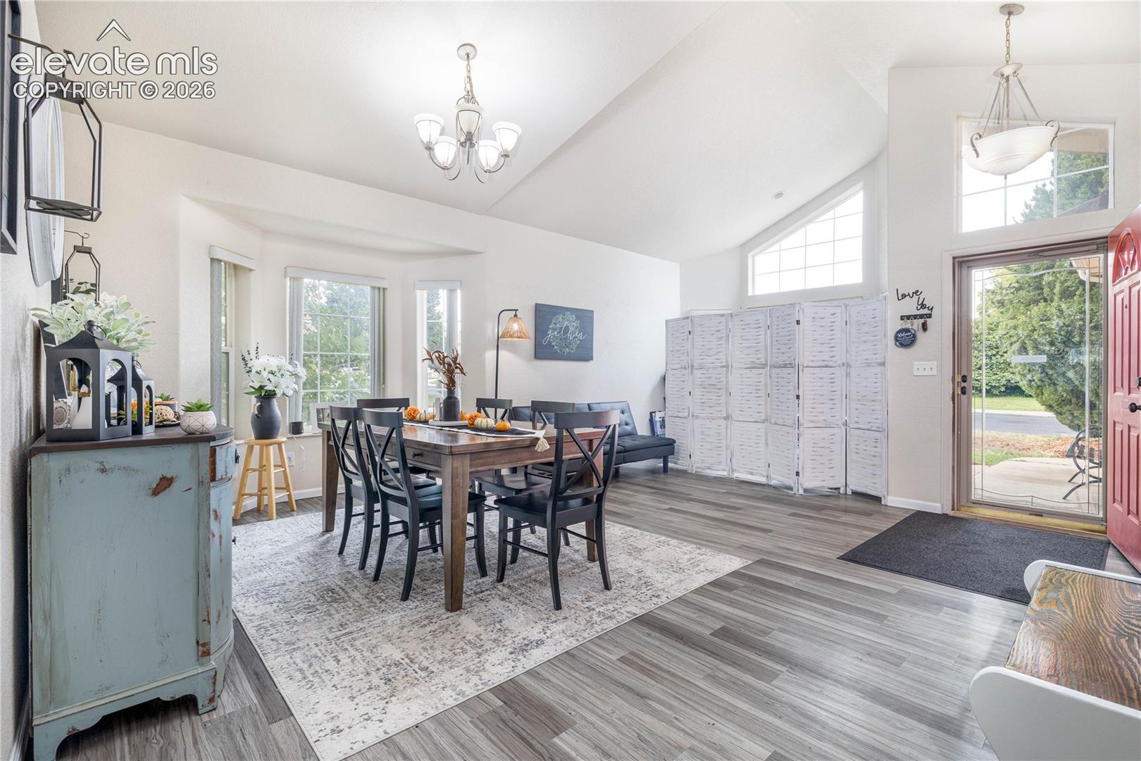 Listing photo 15 for 938 Cedarcrest Drive