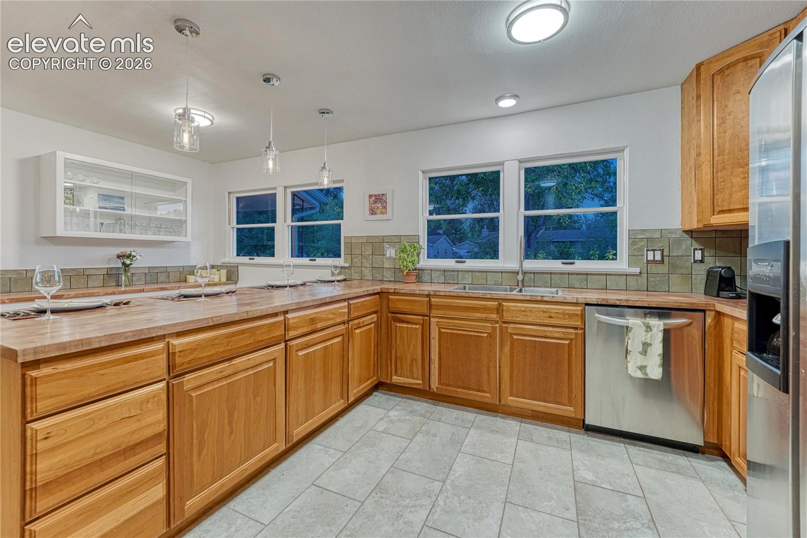 Listing photo 10 for 1221 E Madison Street