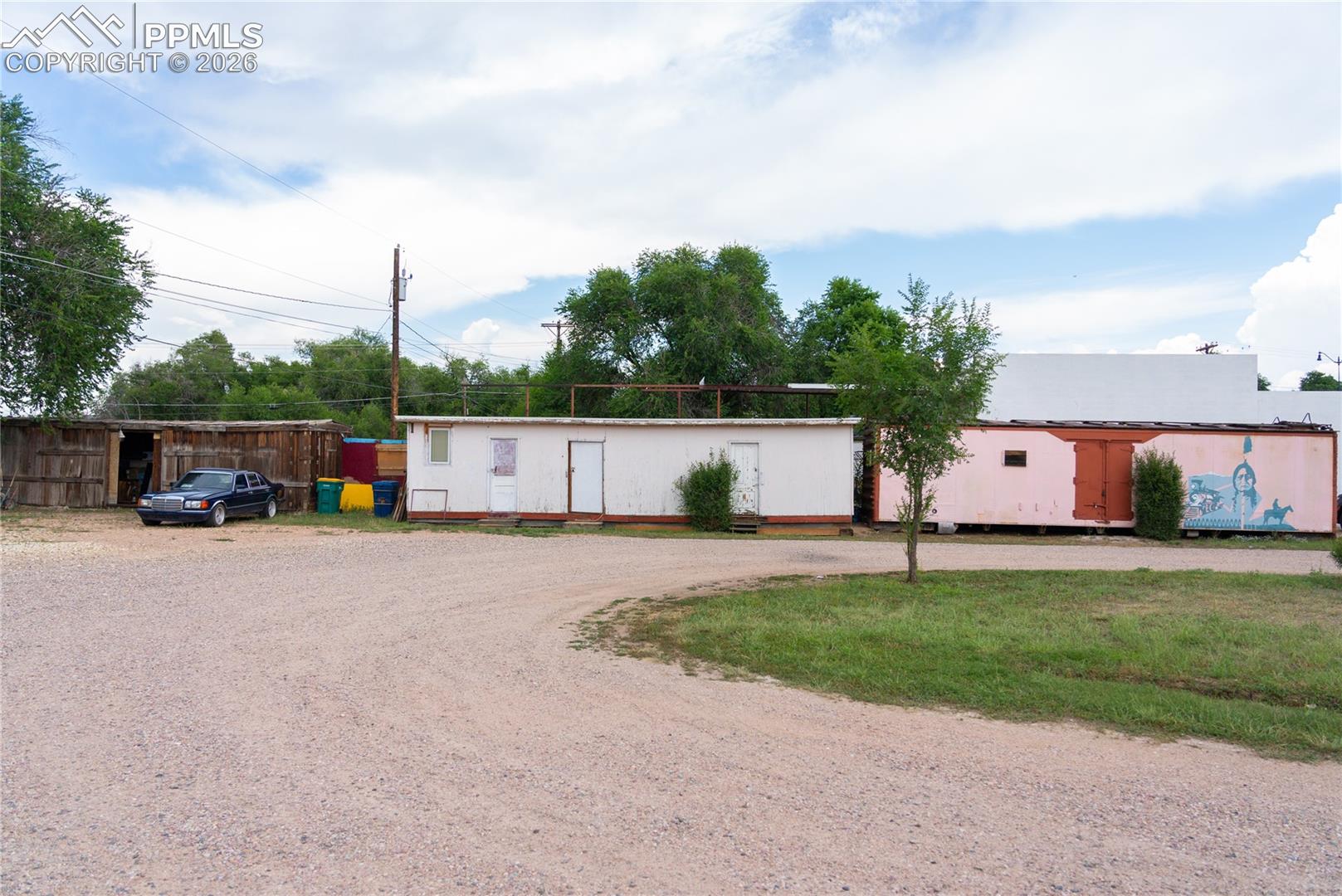 Listing photo 13 for 325 S Santa Fe Avenue 1-3