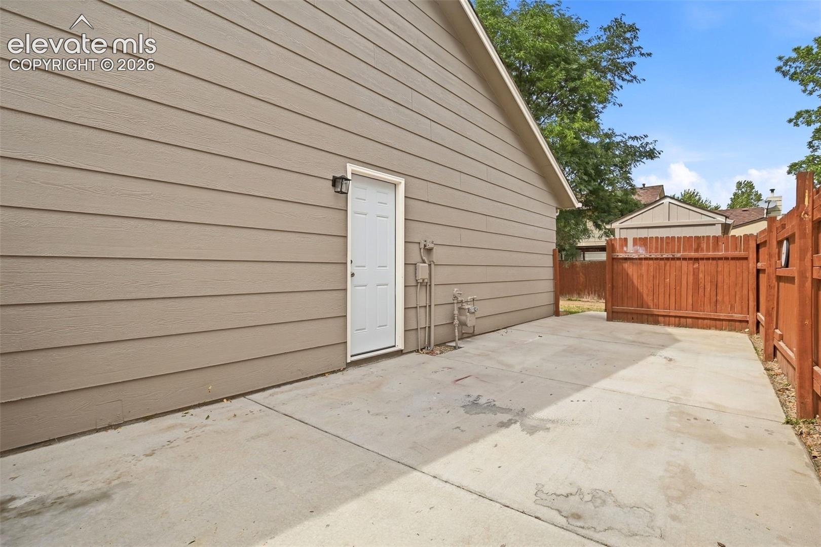 Listing photo 4 for 960 Crandall Drive