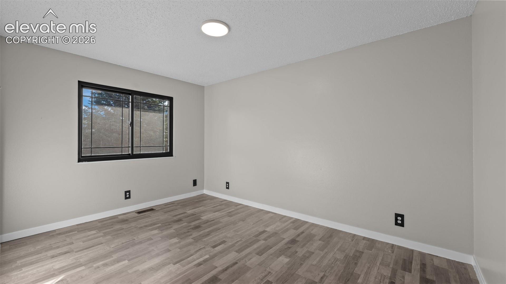 Listing photo 17 for 465 S Falcon Drive
