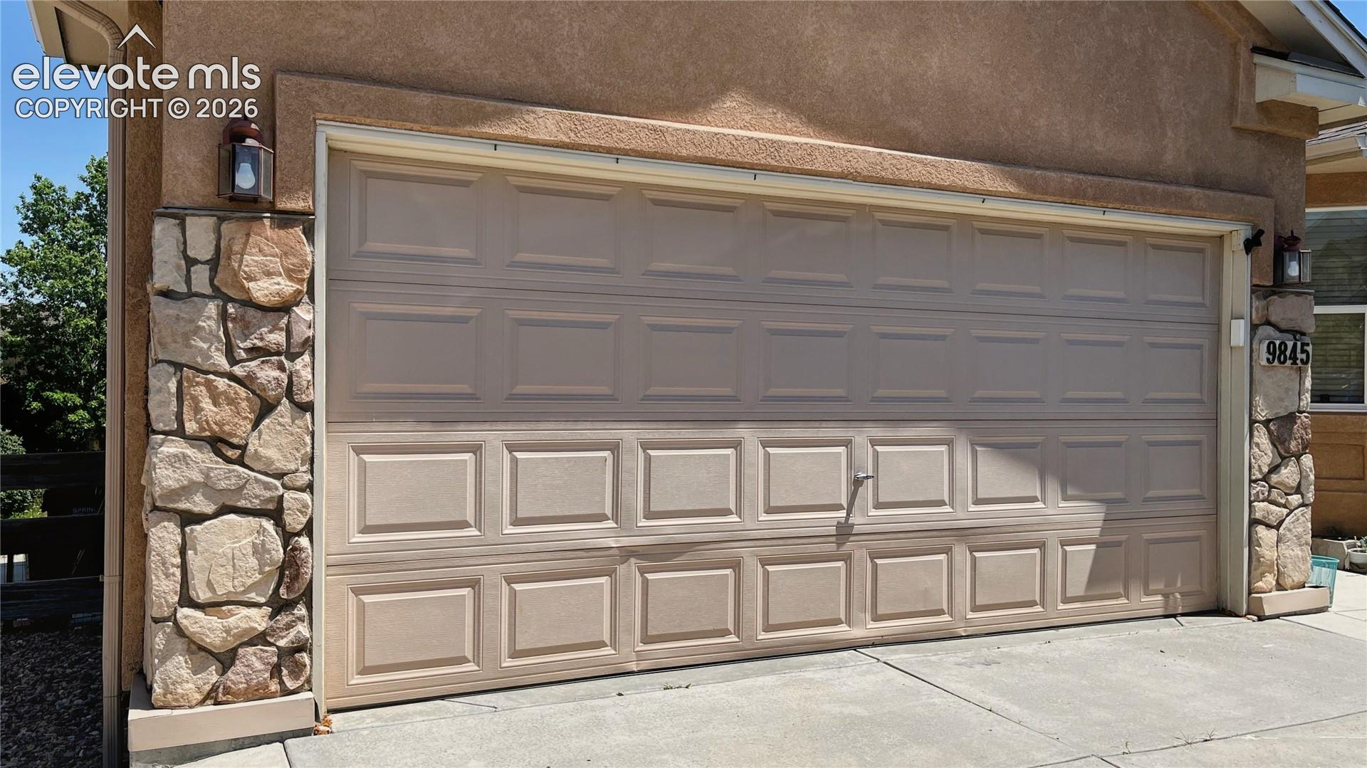 Listing photo 2 for 9845 Everglades Drive