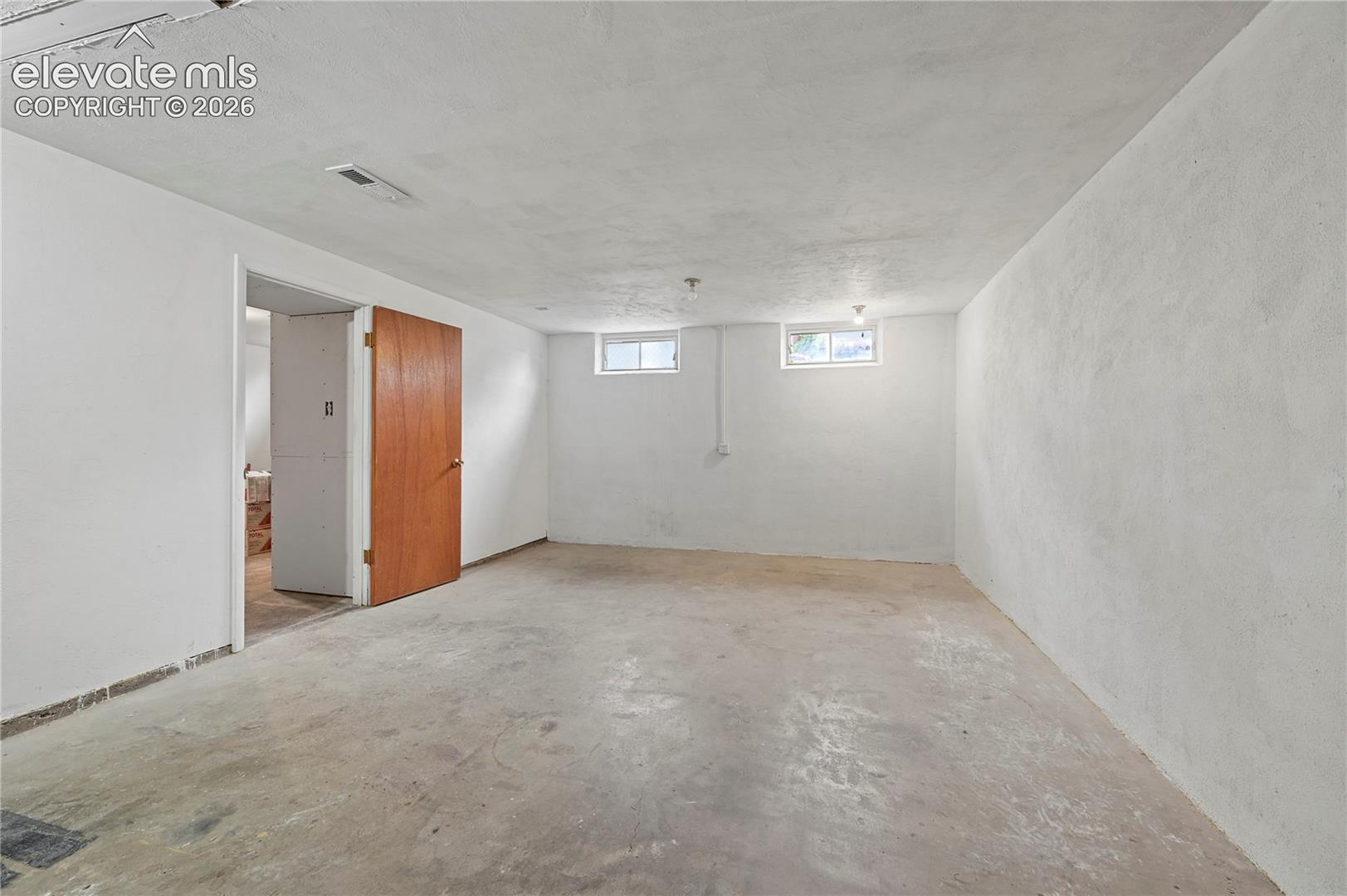 Listing photo 38 for 801 Westacres Avenue