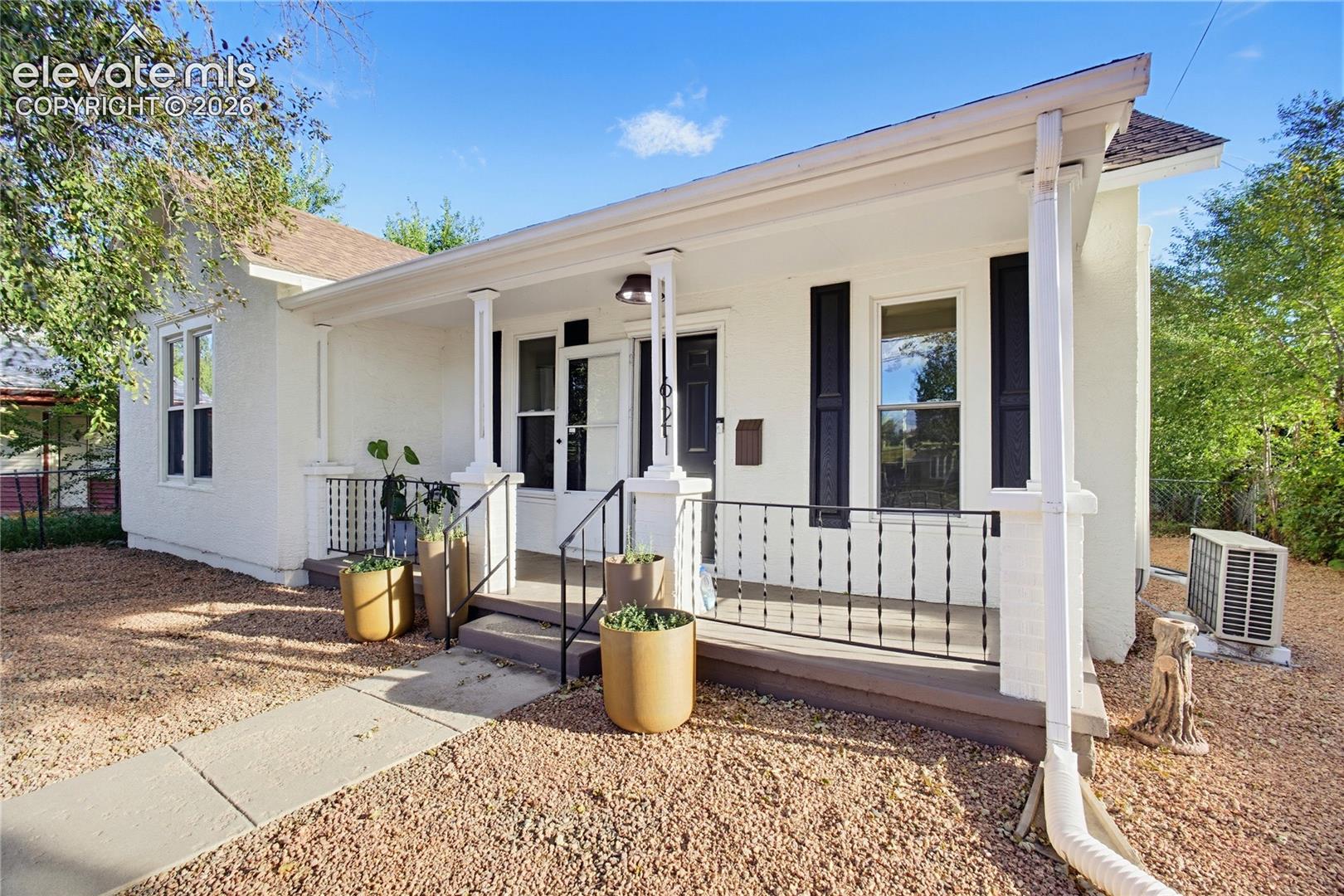 Listing photo 2 for 621 E Cache La Poudre Street