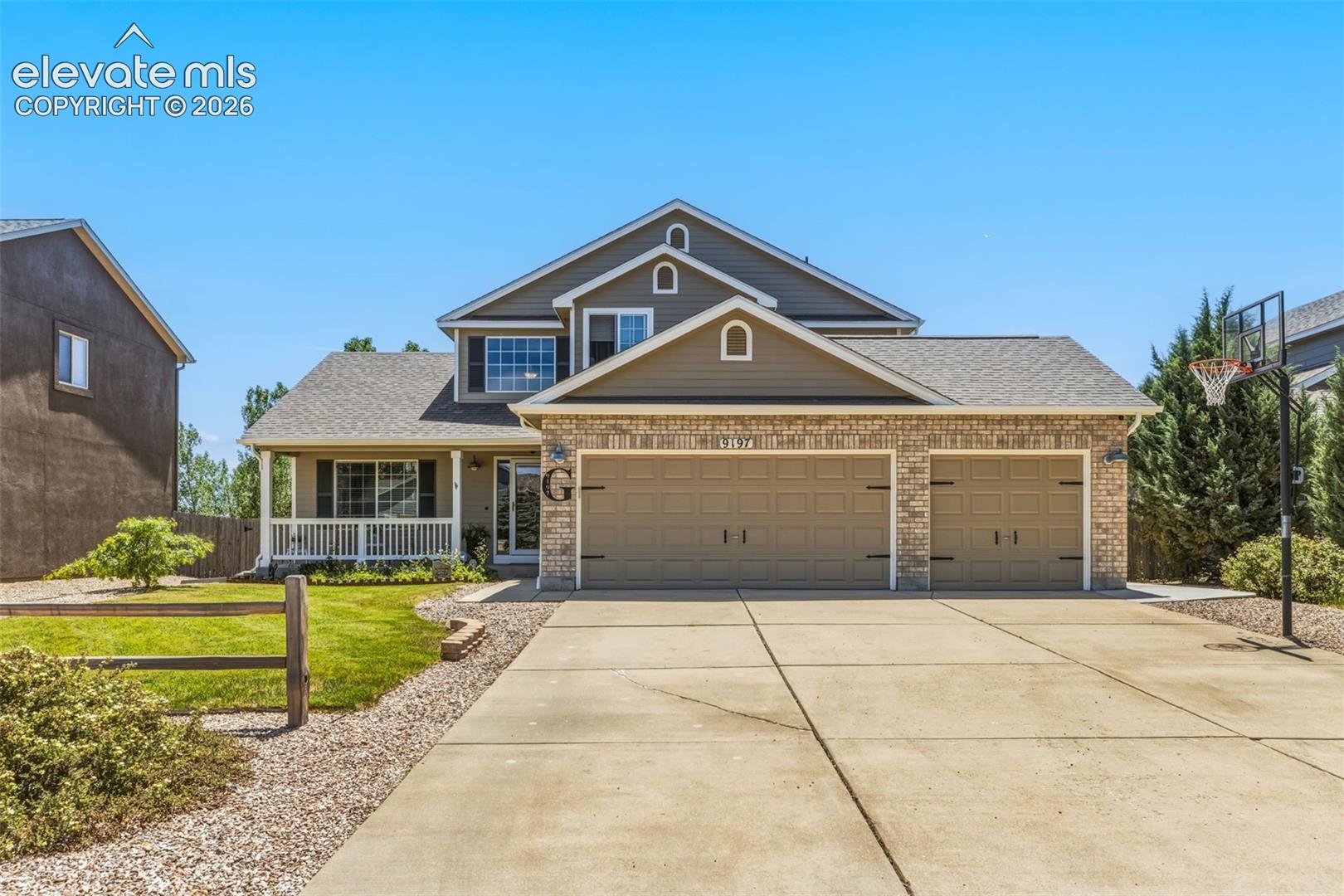 Listing photo 2 for 9197 Oakmont Road