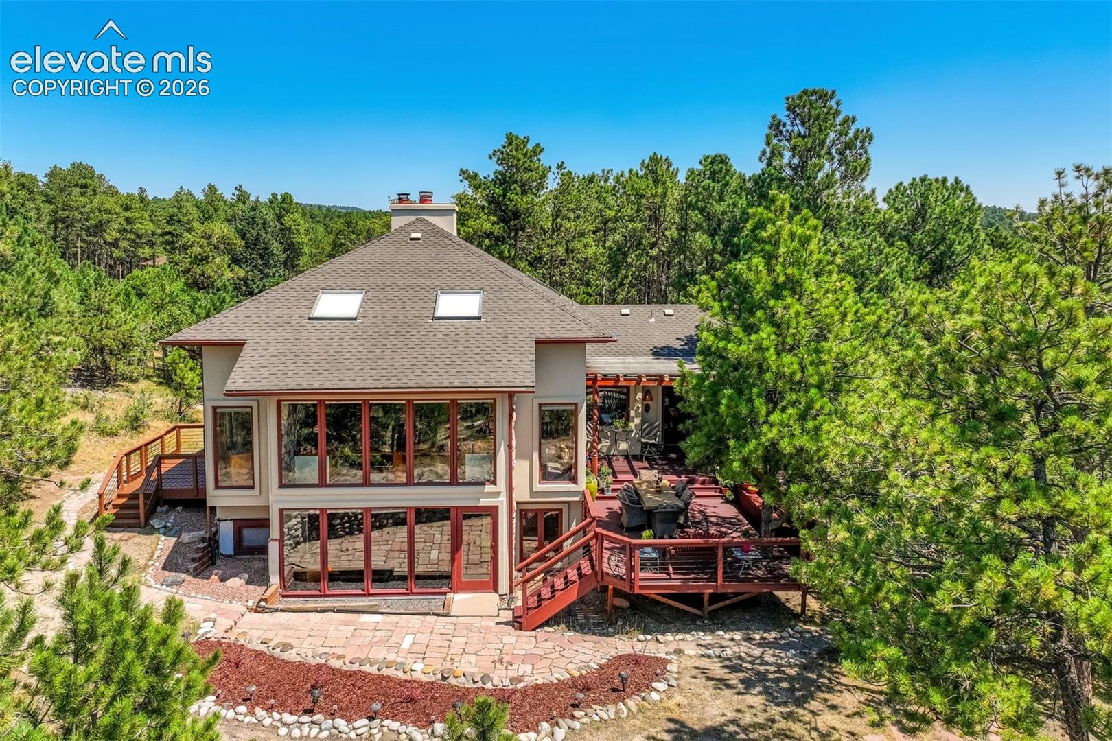 Listing photo 2 for 19330 Greenwood Drive