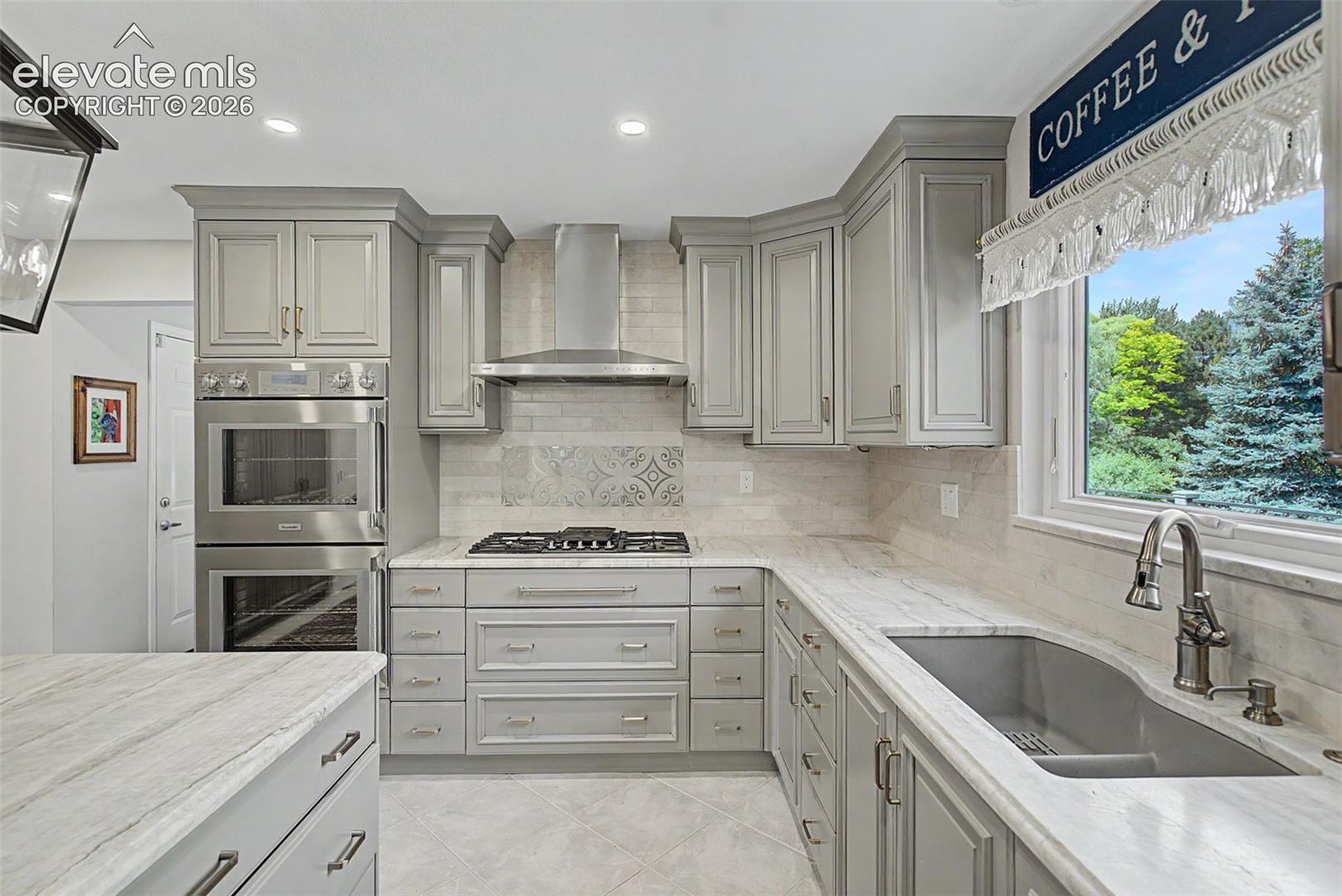 Listing photo 12 for 216 W Cheyenne Mountain Boulevard