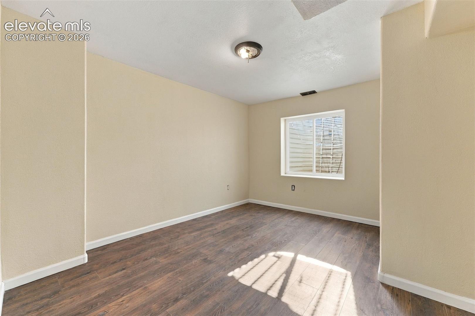 Listing photo 30 for 1385 N Challenger Drive