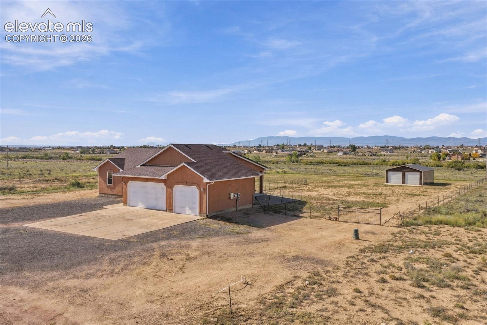 Listing photo 36 for 1385 N Challenger Drive