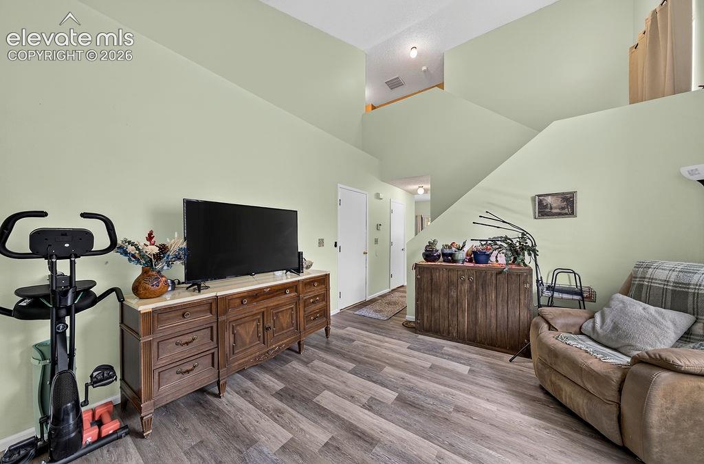 Listing photo 7 for 818 Hayloft Lane