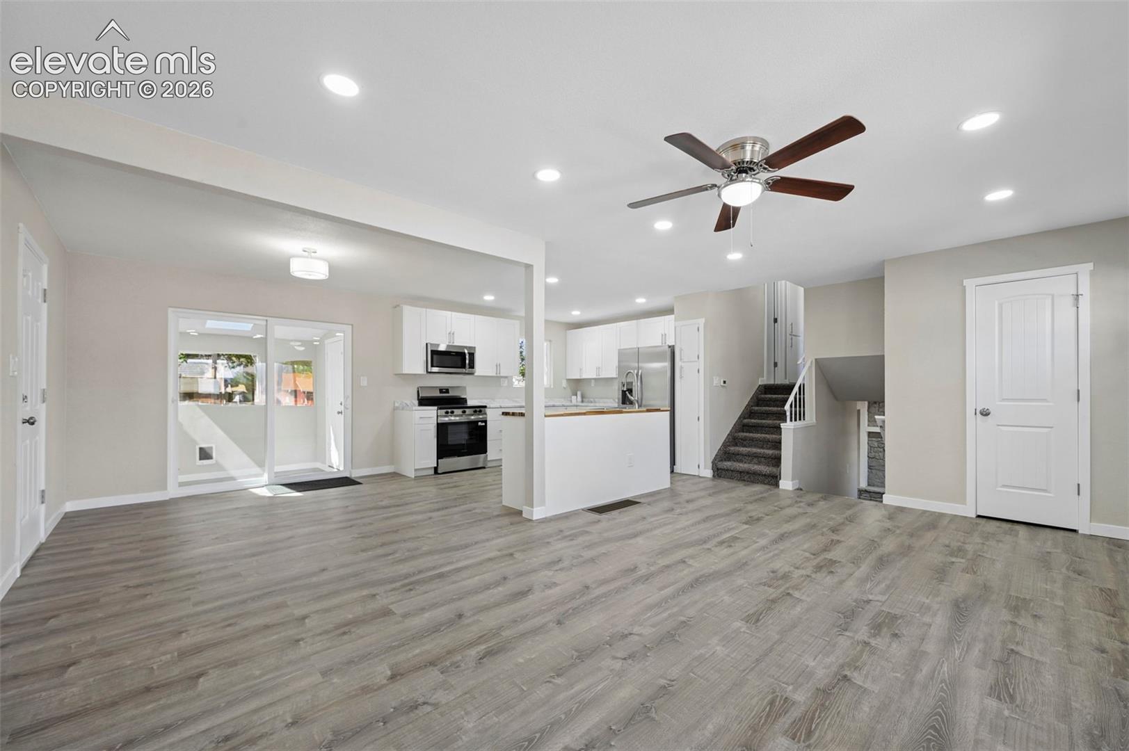 Listing photo 7 for 7313 Colonial Drive