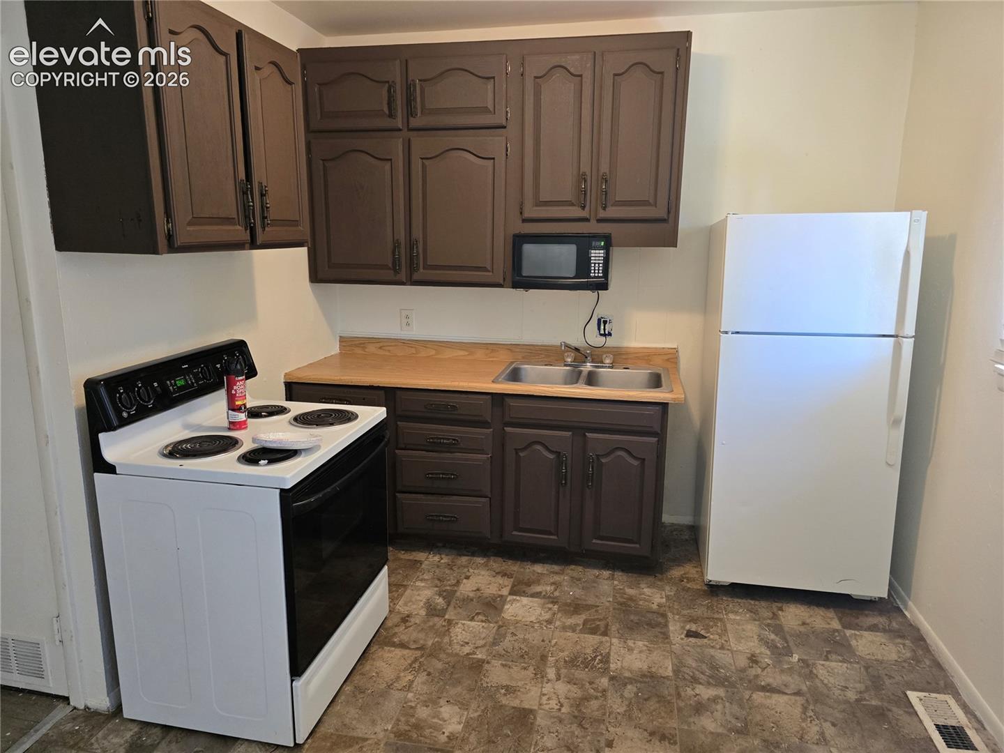 Listing photo 5 for 221 E Iowa Avenue