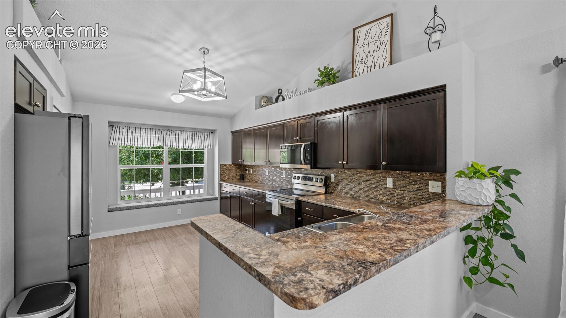 Listing photo 7 for 8068 Hollygrape Lane