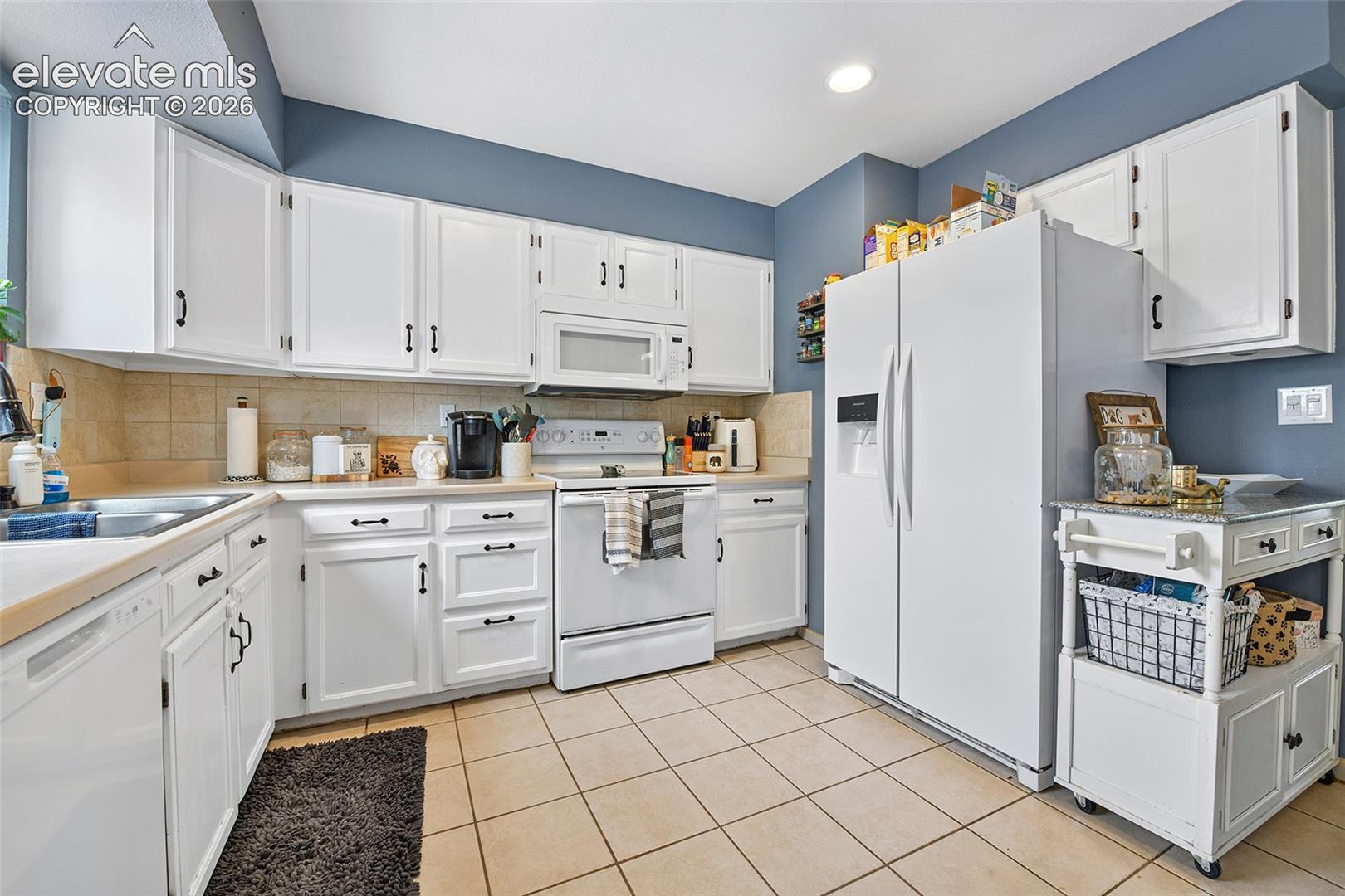Listing photo 10 for 6830 Parkridge Court