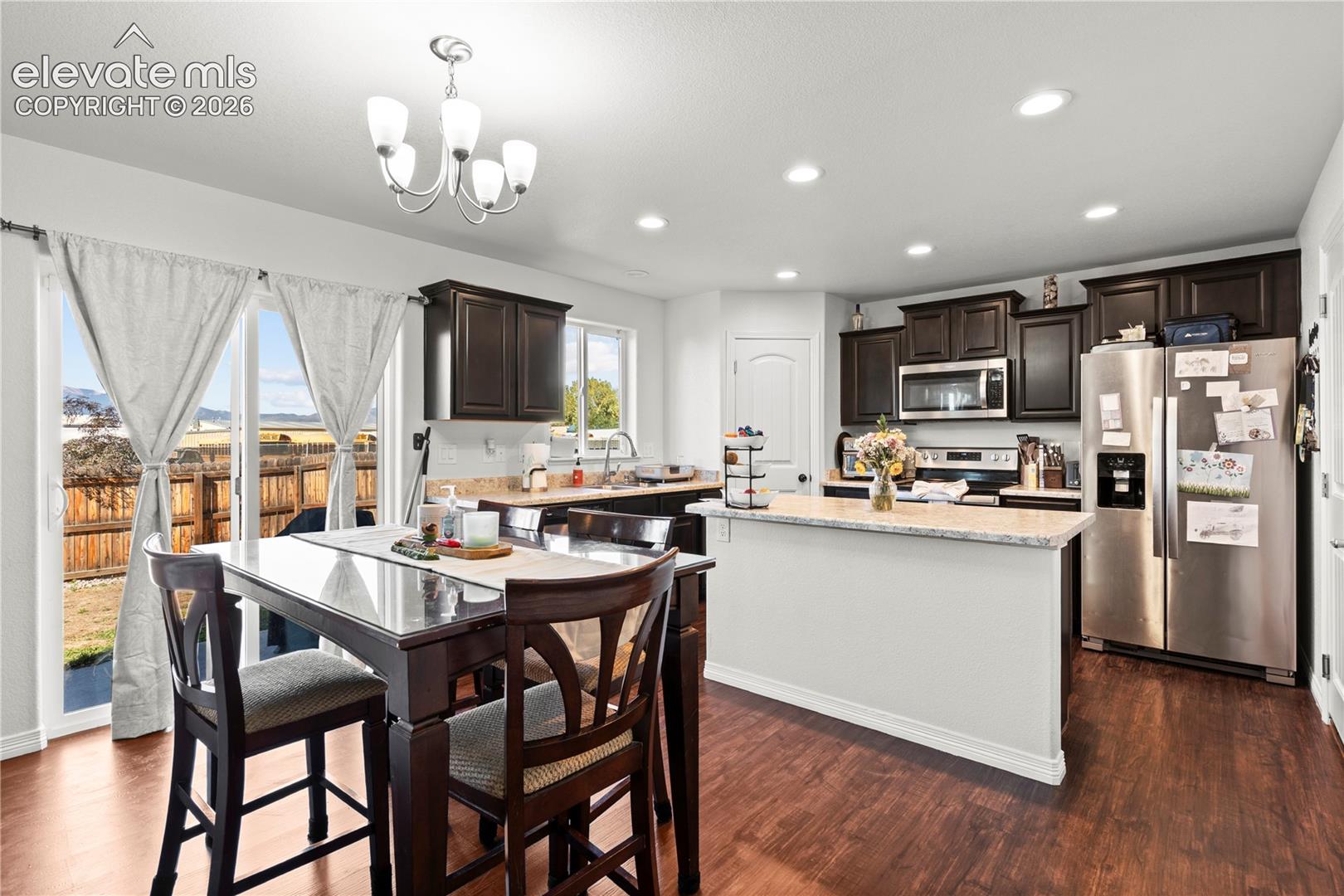 Listing photo 8 for 924 Bidwell Drive