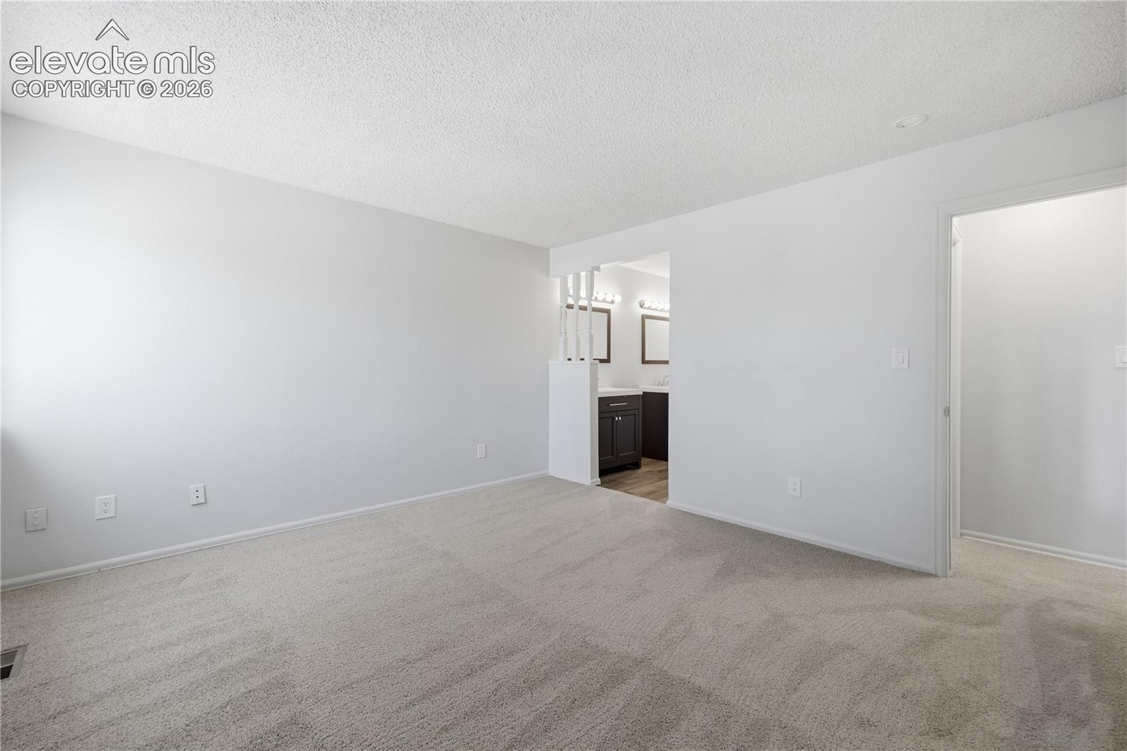 Listing photo 14 for 4571 Sunnyhill Drive