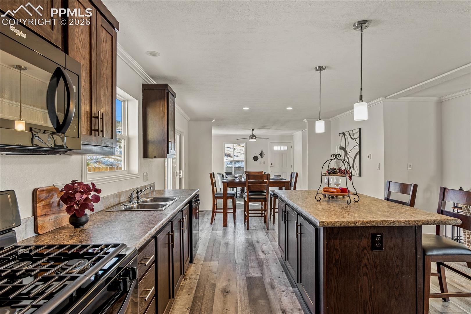 Listing photo 13 for 525 Carr Avenue
