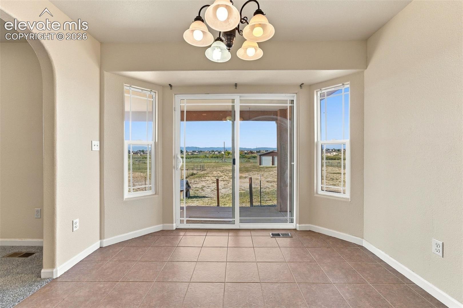 Listing photo 22 for 1385 N Challenger Drive