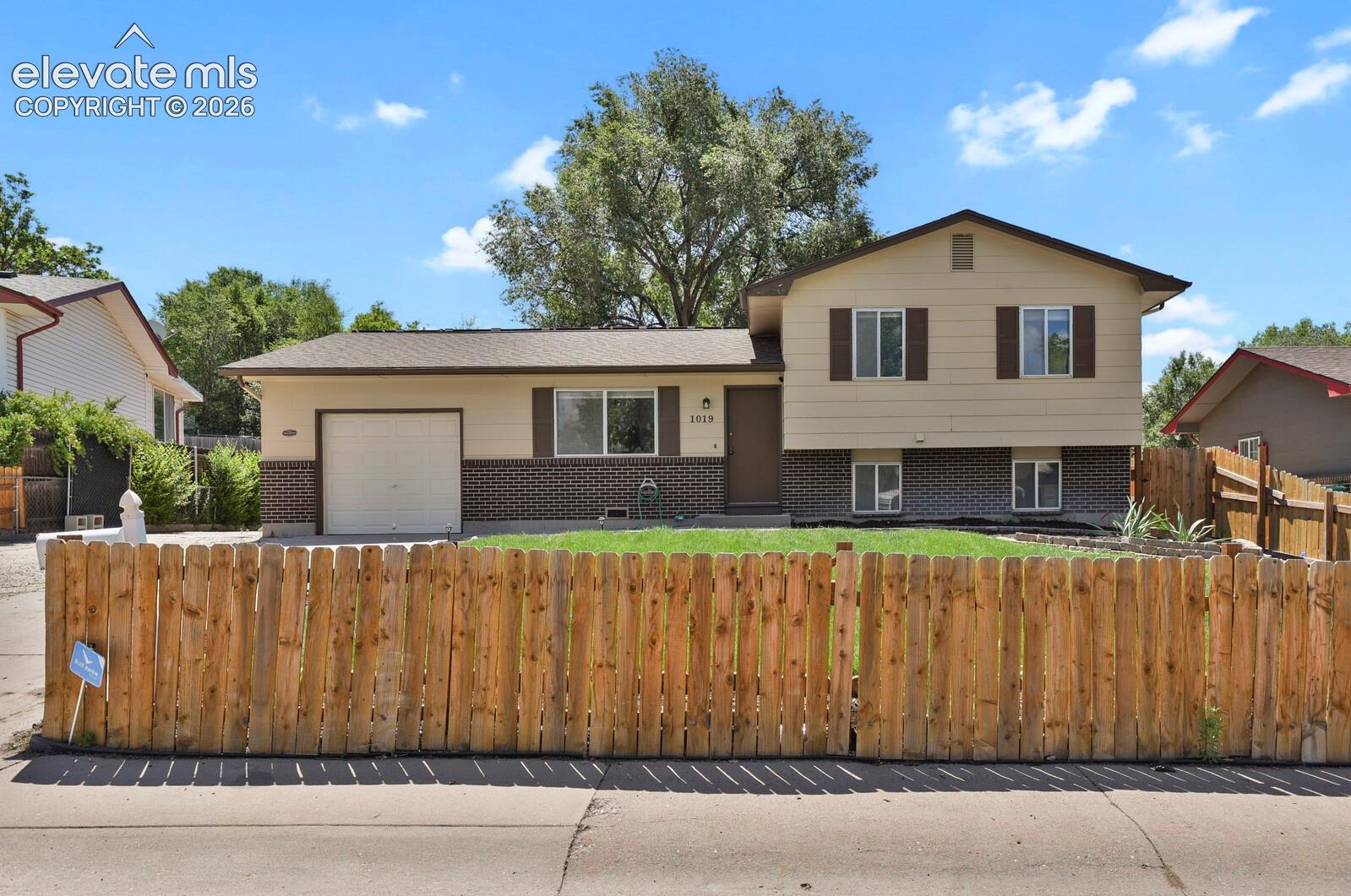 1019 De La Vista Lane