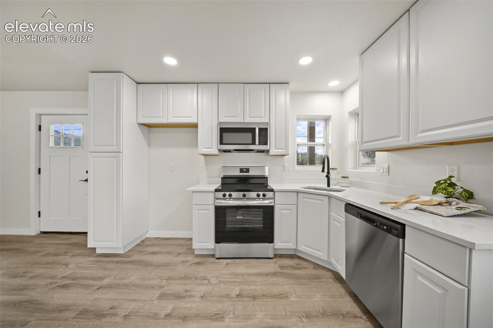 Listing photo 10 for 107 E May Avenue