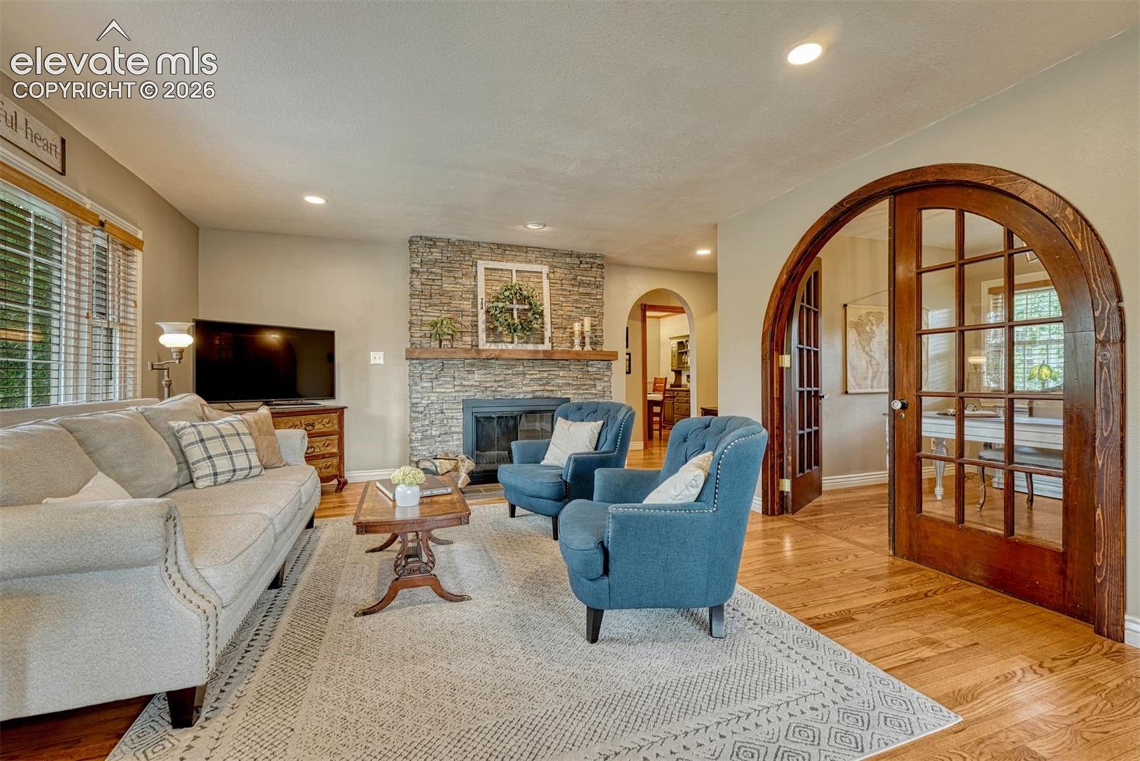Listing photo 4 for 1900 E San Rafael Street