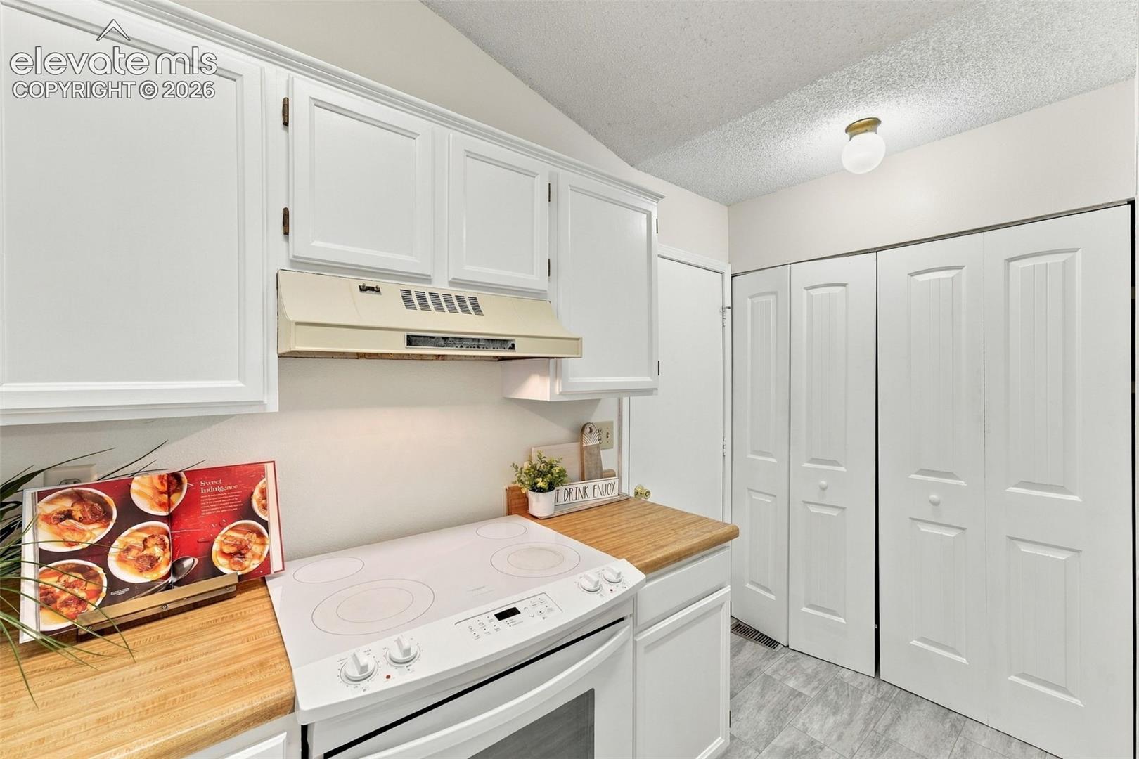 Listing photo 17 for 6430 Lonsdale Drive