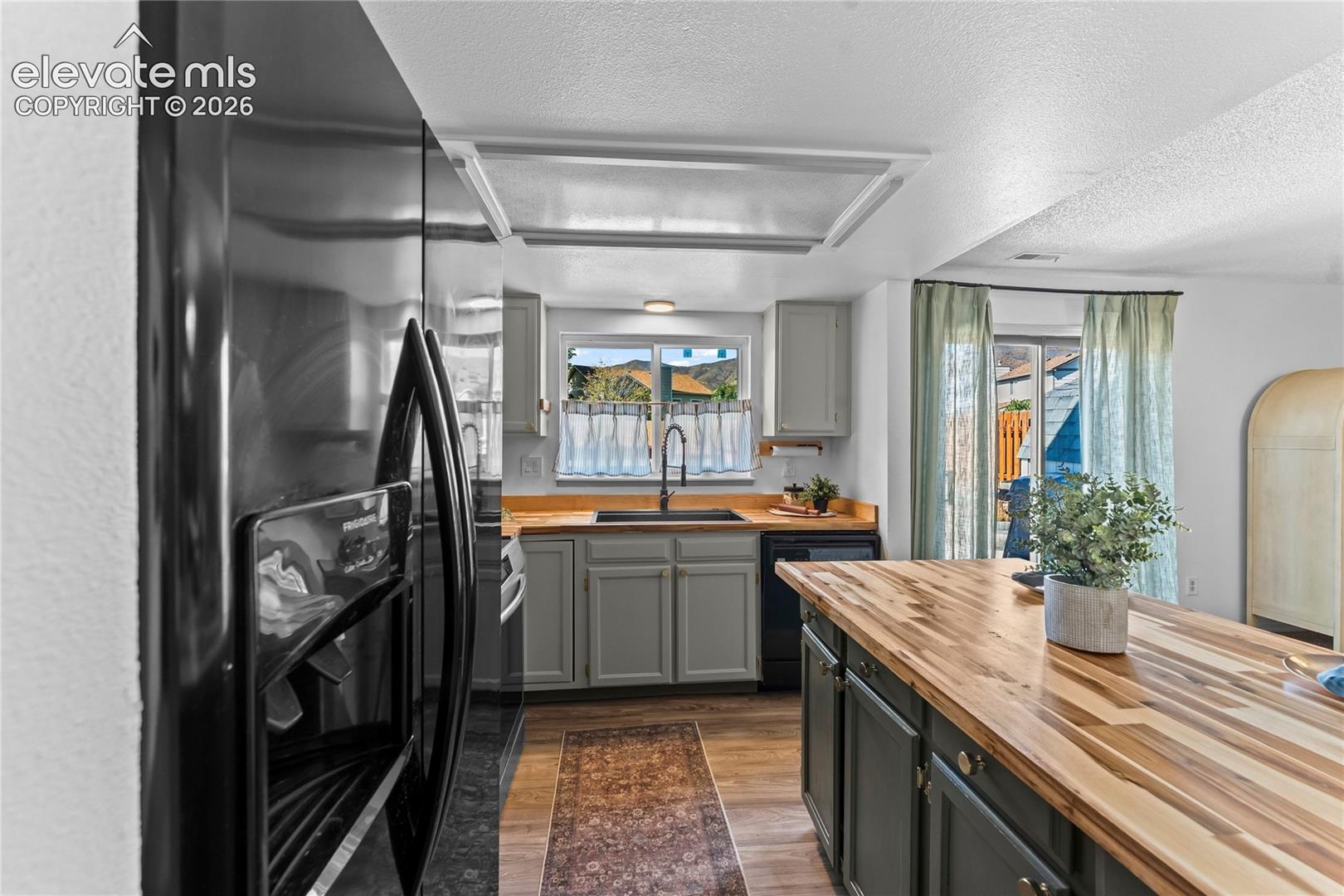 Listing photo 13 for 5870 Pemberton Way