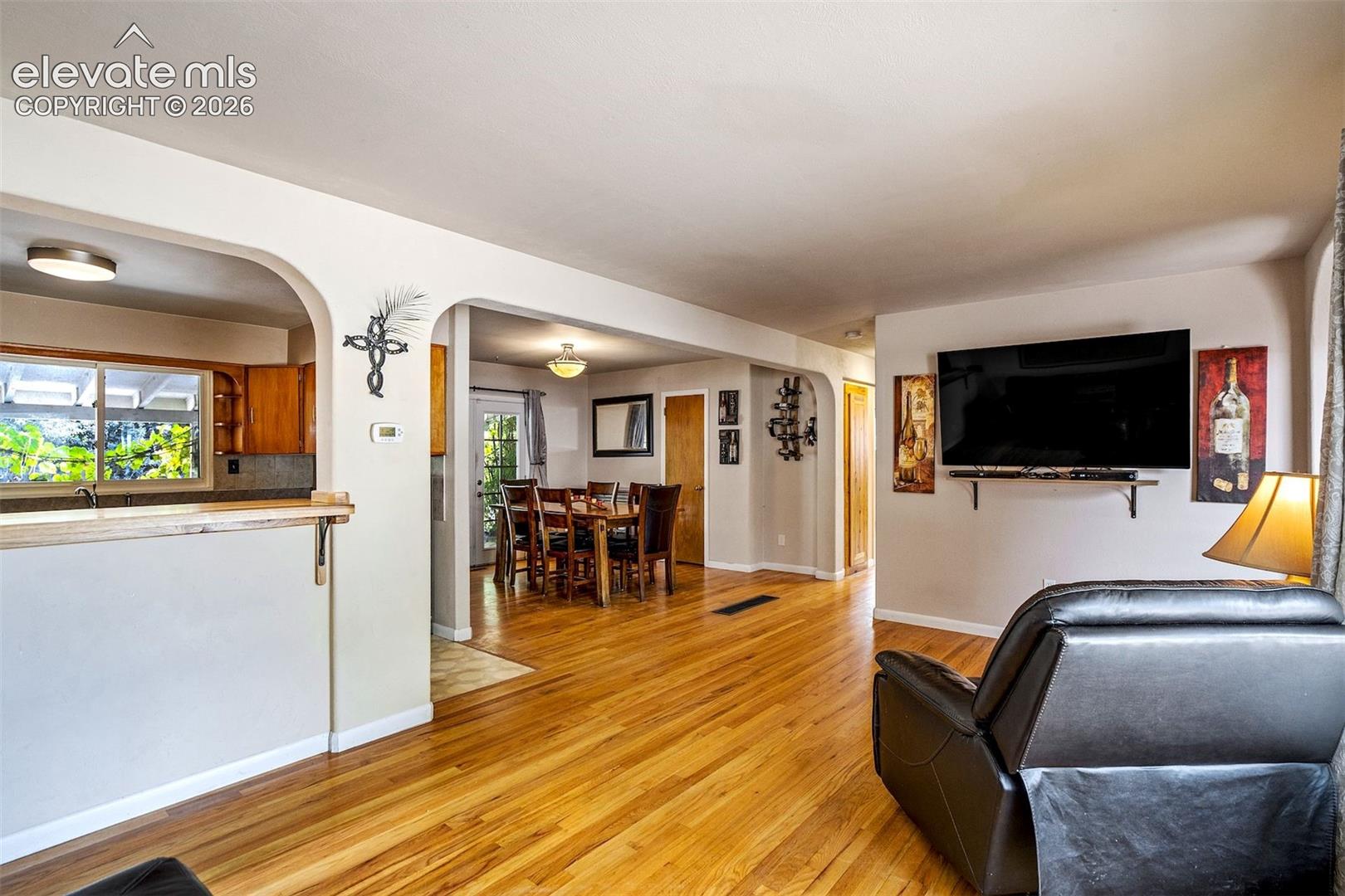 Listing photo 5 for 705 Grand Boulevard