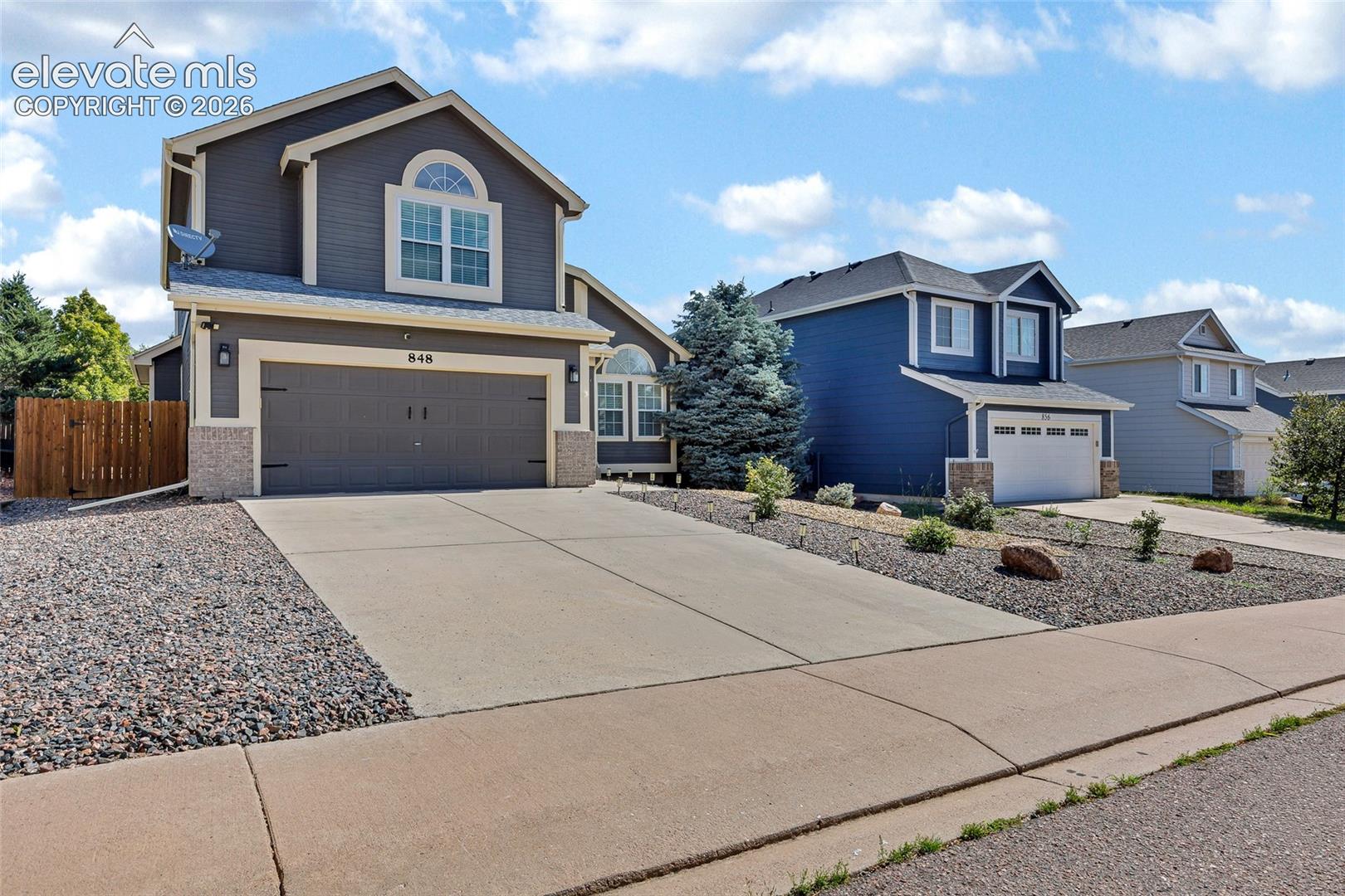Listing photo 2 for 848 Regent Court