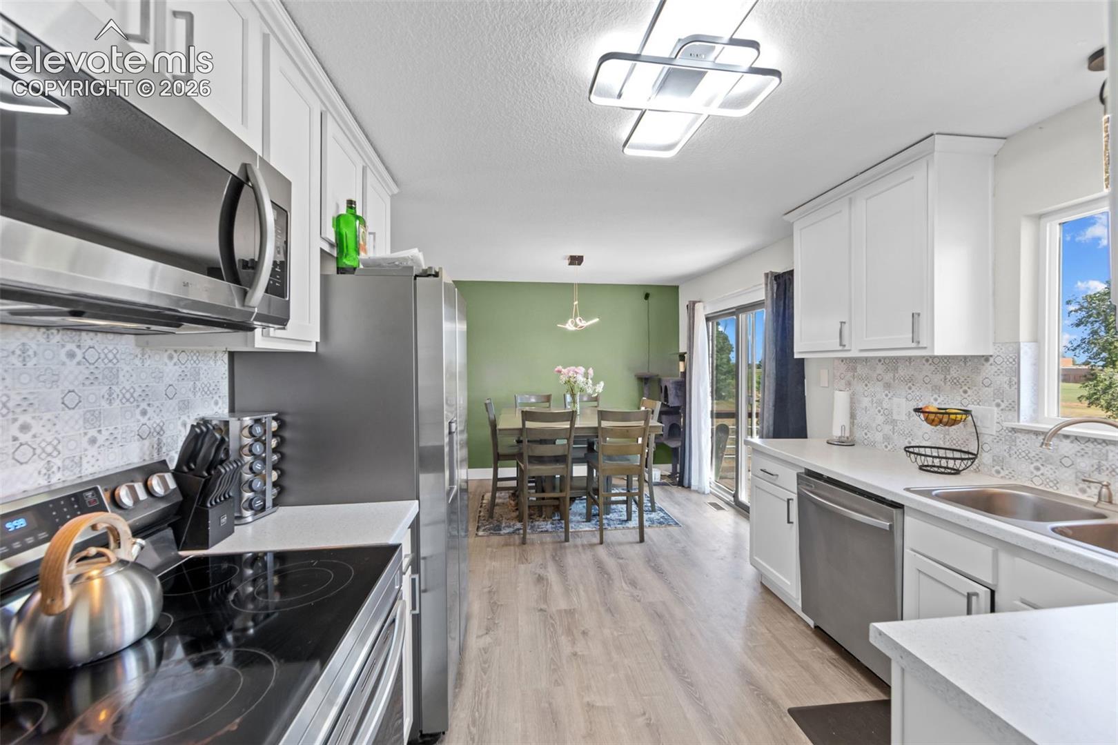 Listing photo 5 for 7503 Fortman Avenue