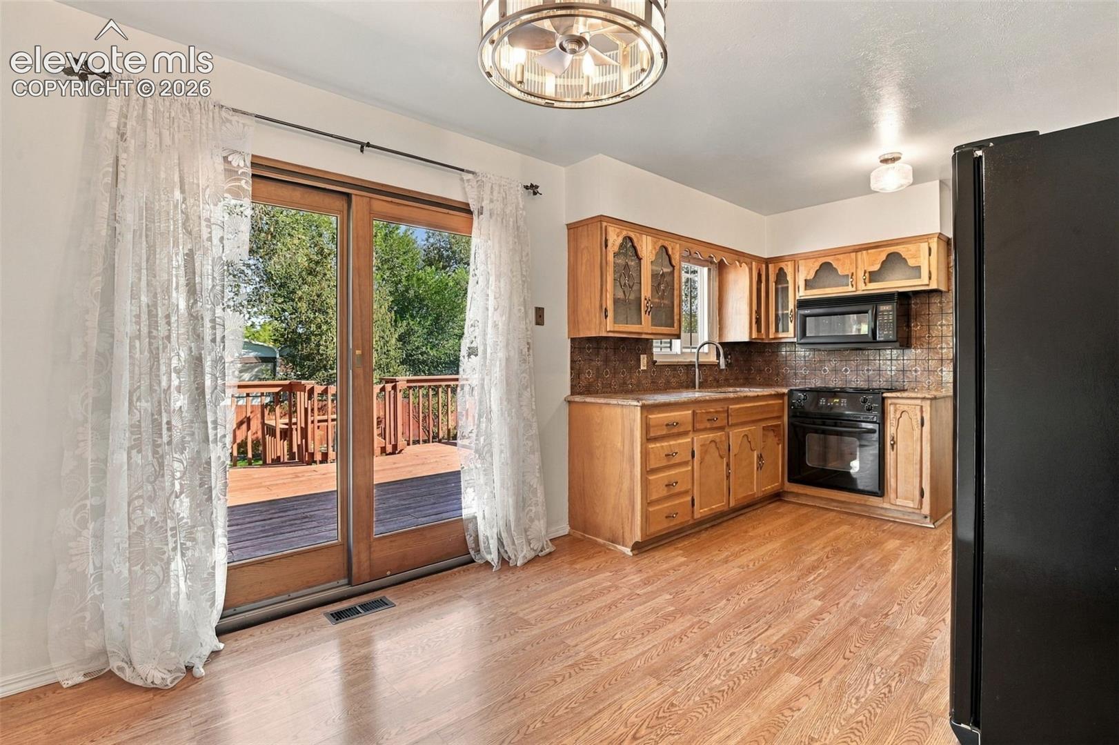 Listing photo 3 for 319 Fairfax Street