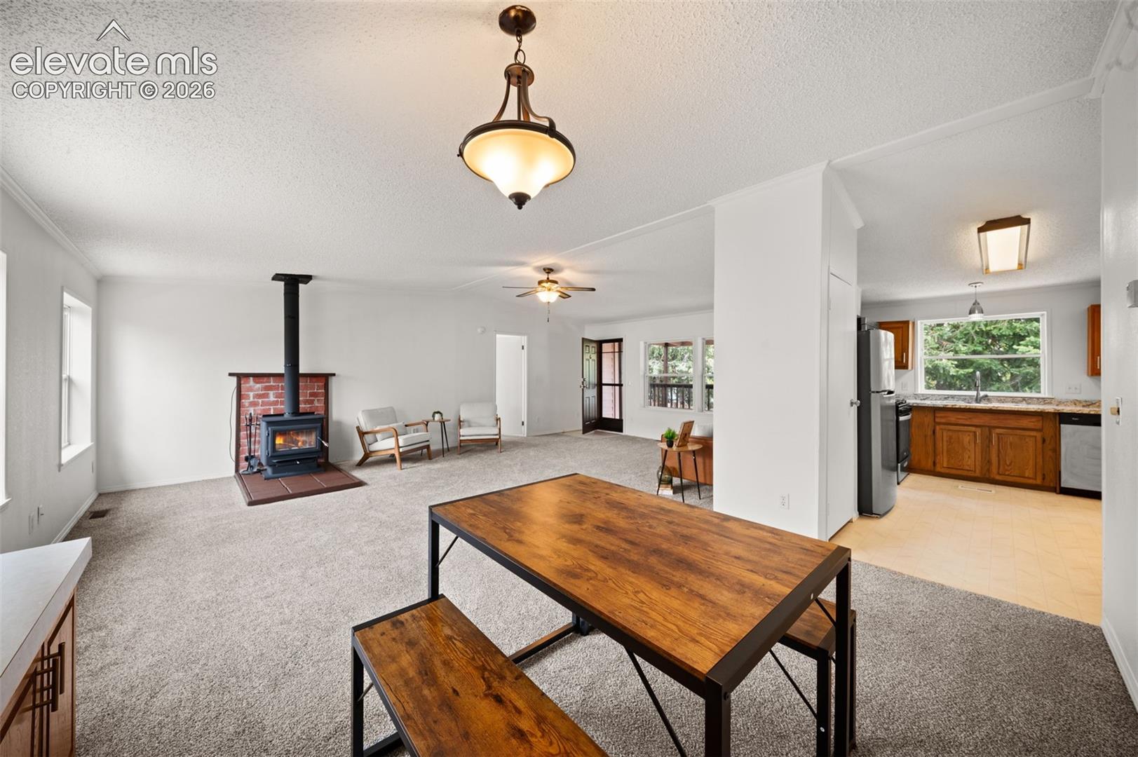 Listing photo 8 for 413 W Eaton Avenue