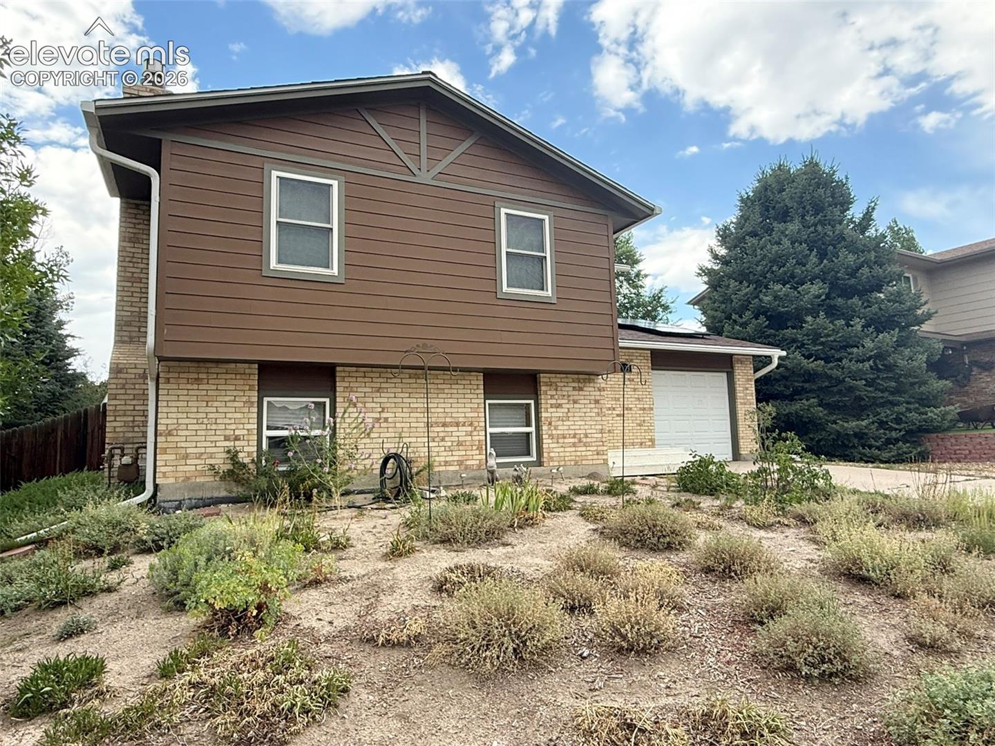 Listing photo 2 for 2023 Summerfield Drive