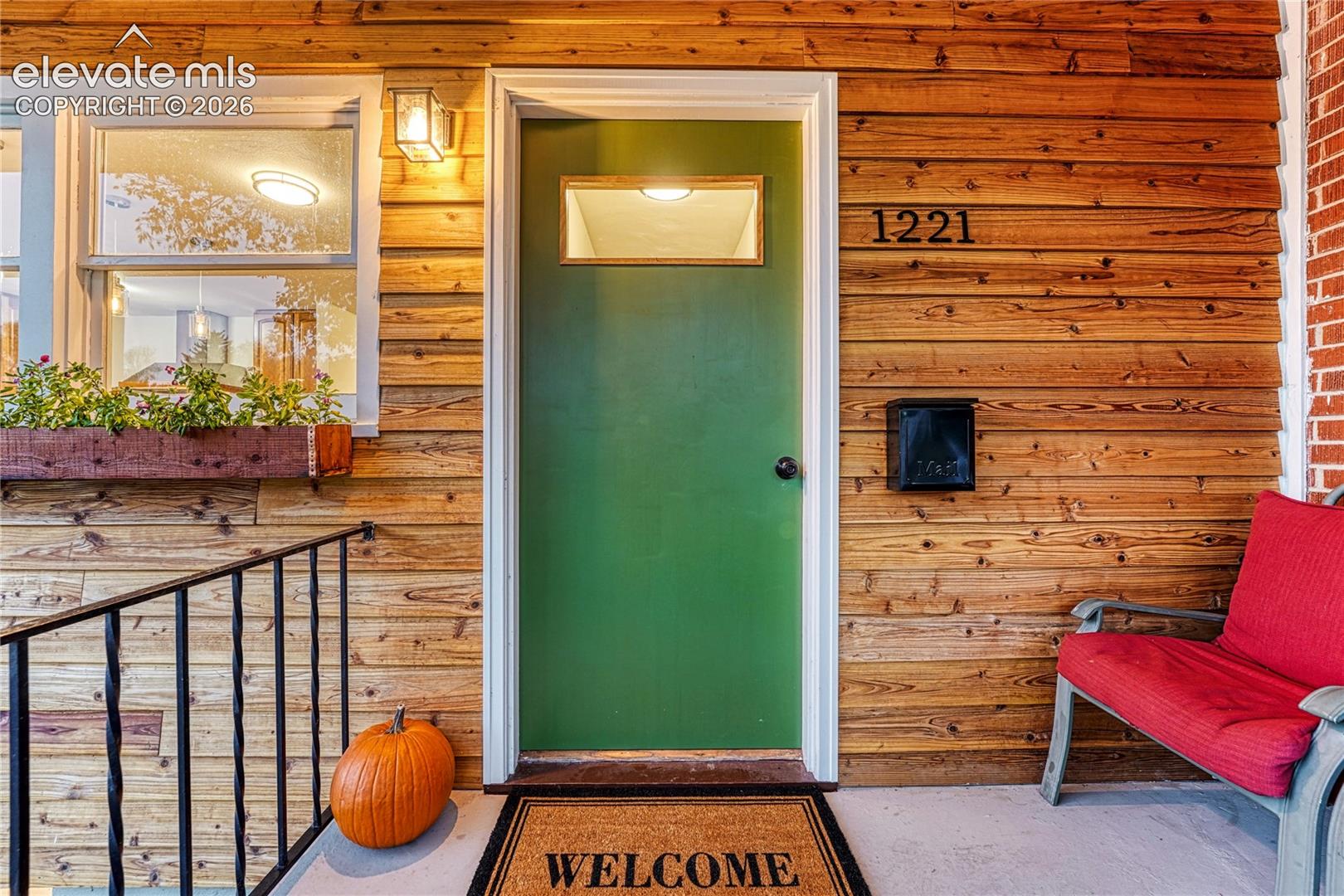 Listing photo 2 for 1221 E Madison Street