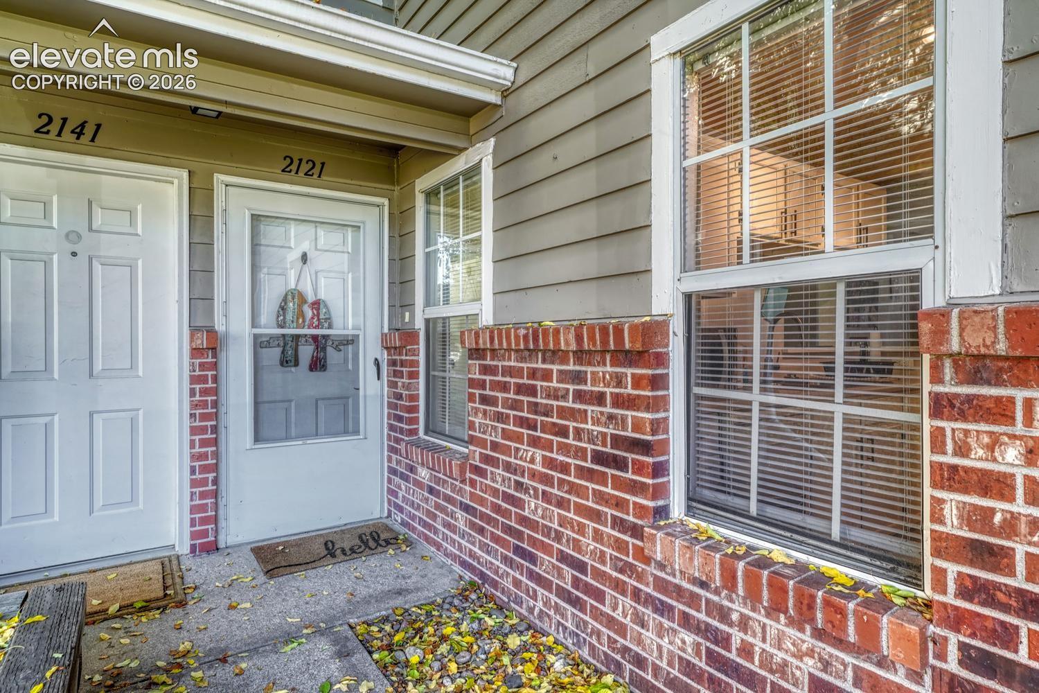 Listing photo 3 for 2121 Troy Court