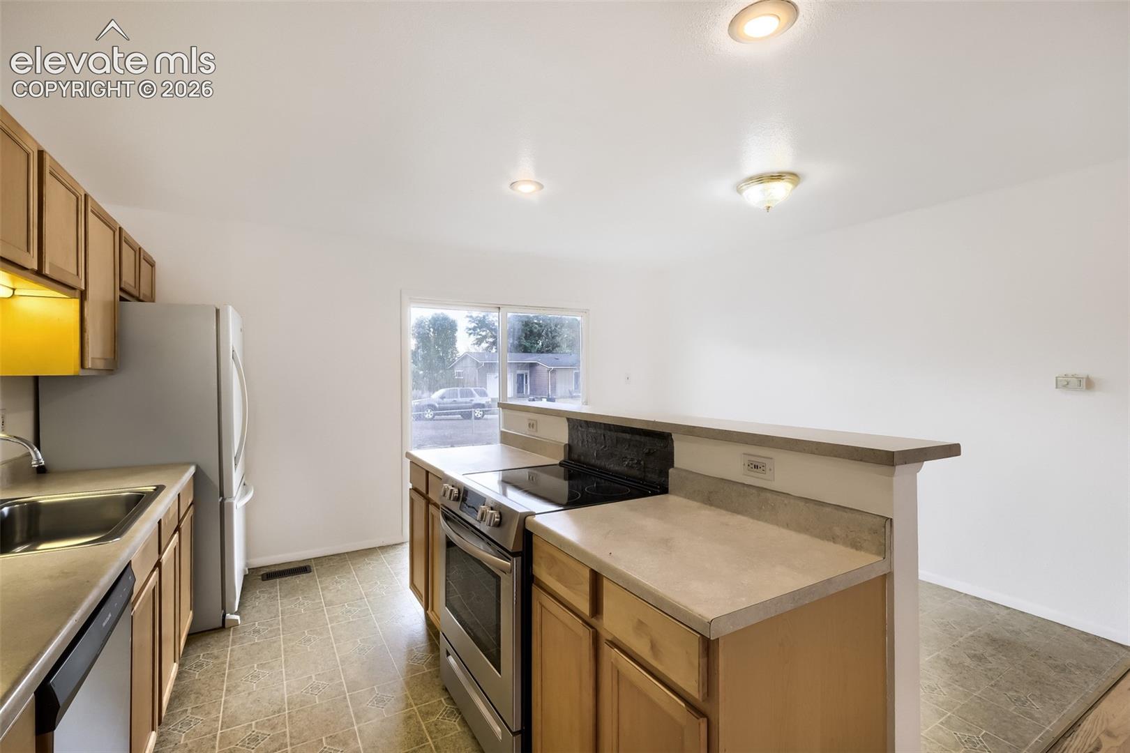 Listing photo 3 for 1100 Rosemont Drive