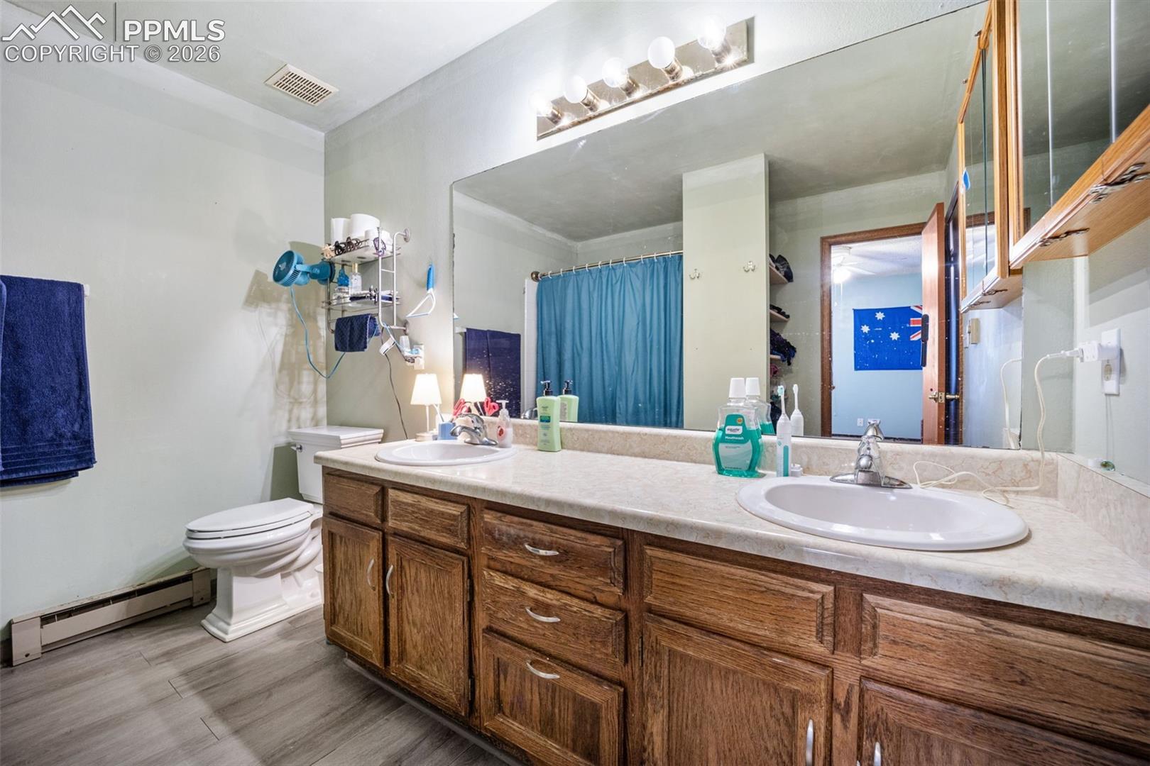 Listing photo 16 for 554 Manor Court C