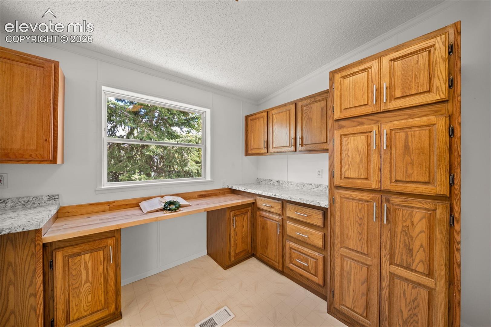 Listing photo 6 for 413 W Eaton Avenue