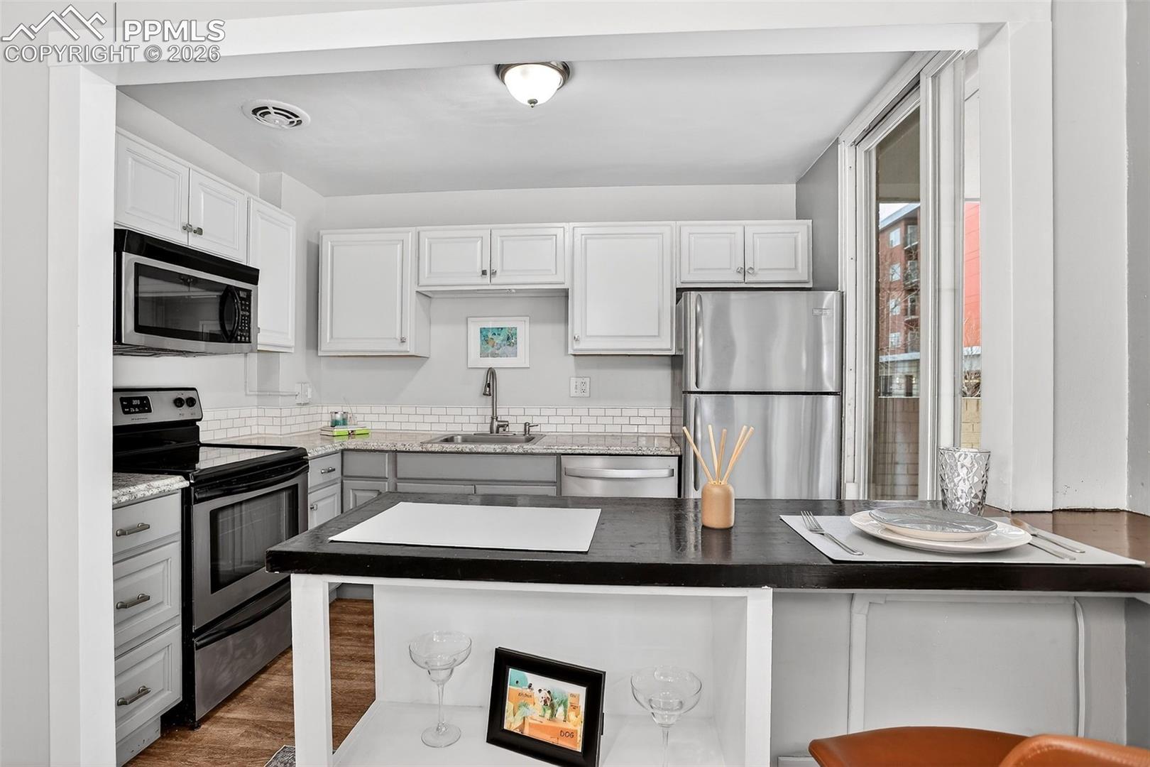 Listing photo 6 for 1111 N Ash Street 110