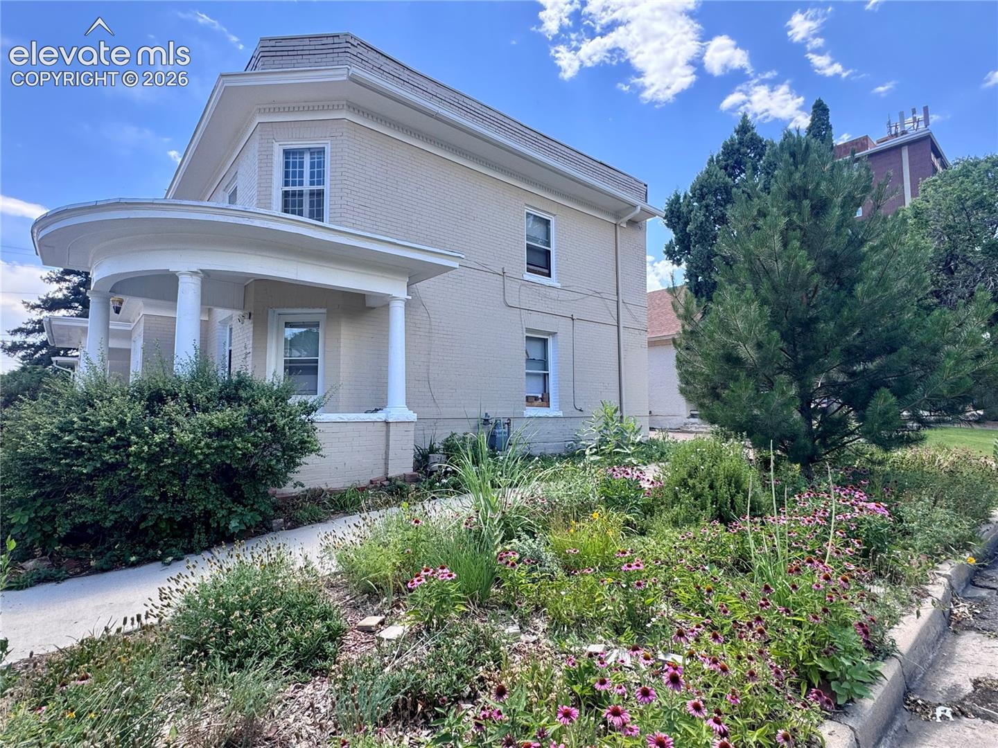 Listing photo 2 for 204 W 15th Street