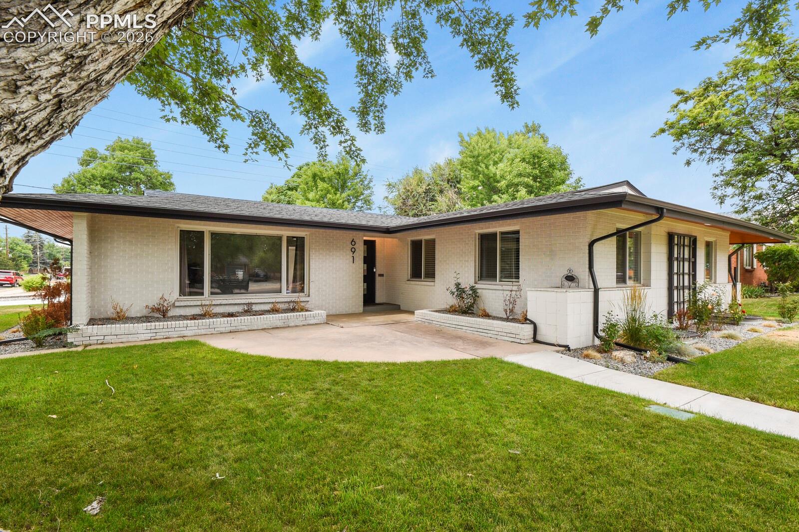 Listing photo 3 for 691 S Holly Street