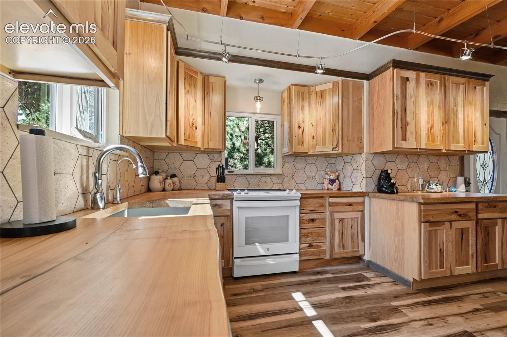 Listing photo 3 for 4455 Heizer Street