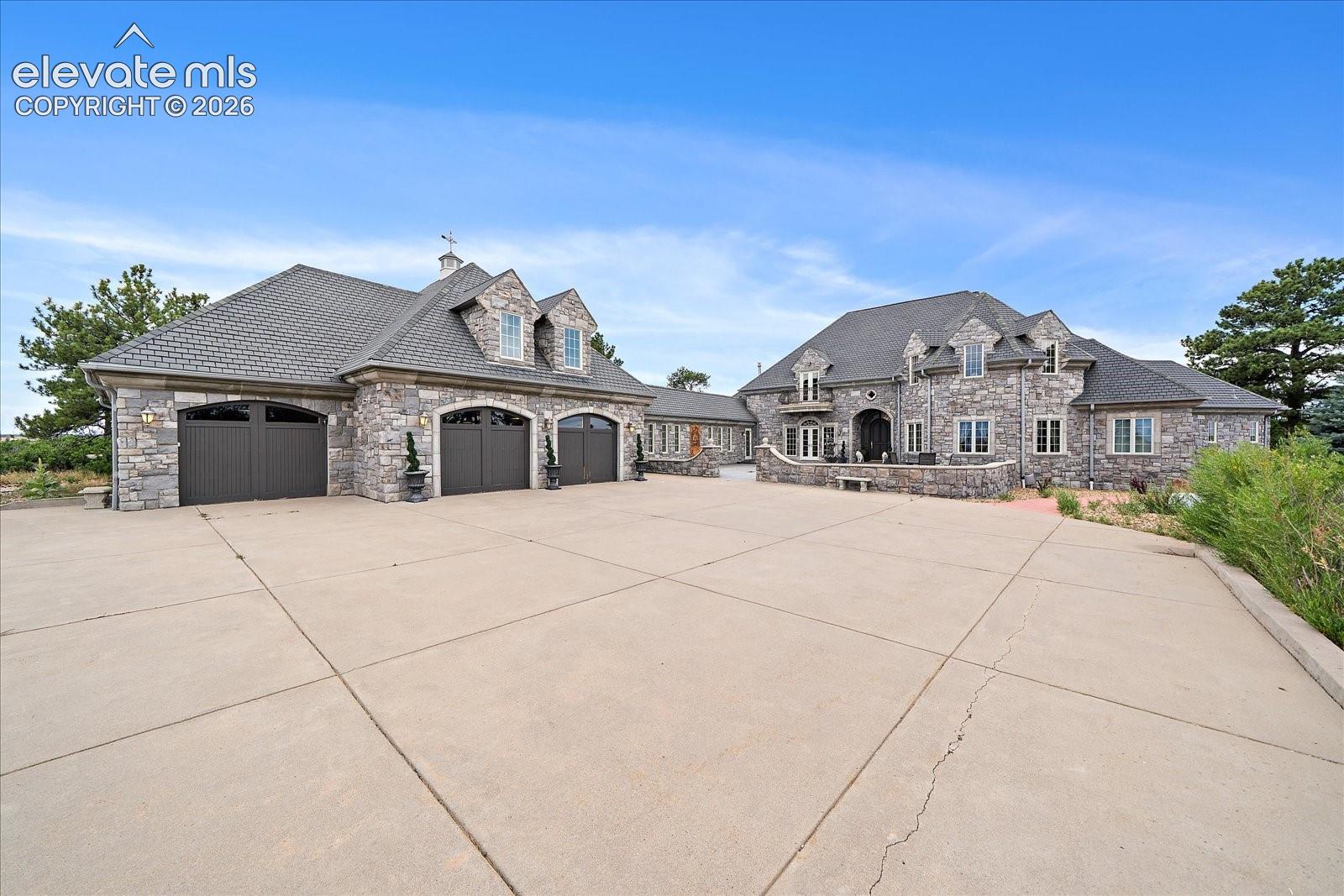 Listing photo 11 for 1175 Castle Pointe Drive
