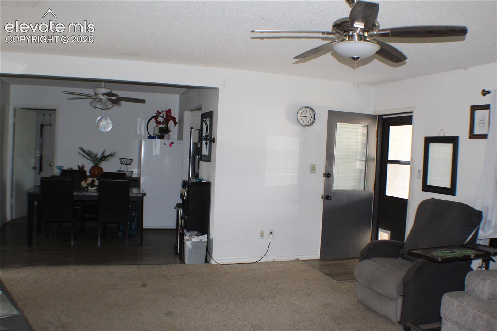Listing photo 3 for 321 W Birdie Drive