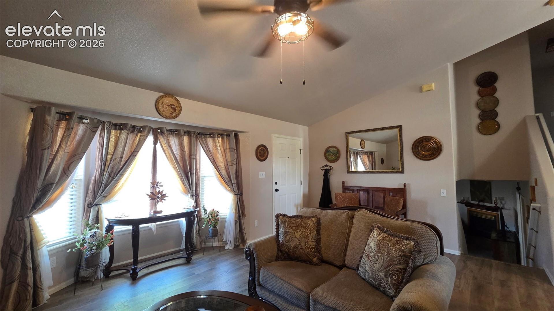 Listing photo 2 for 480 S Tejon Avenue