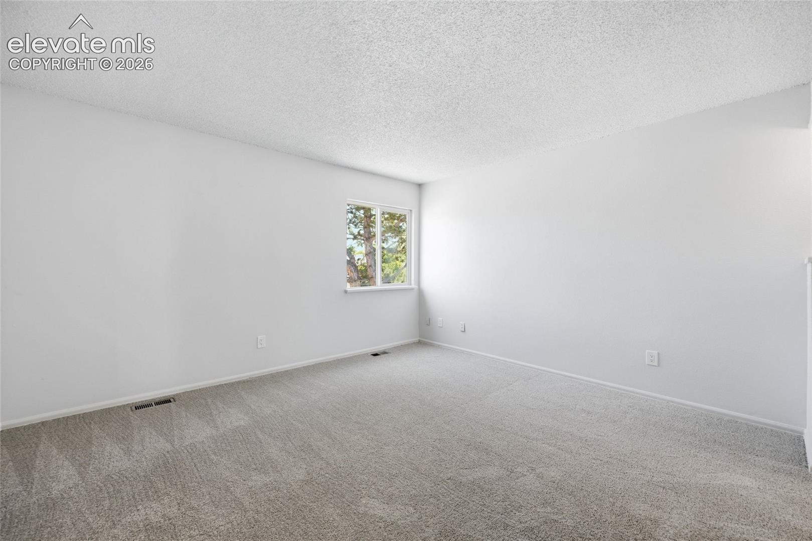 Listing photo 11 for 4571 Sunnyhill Drive